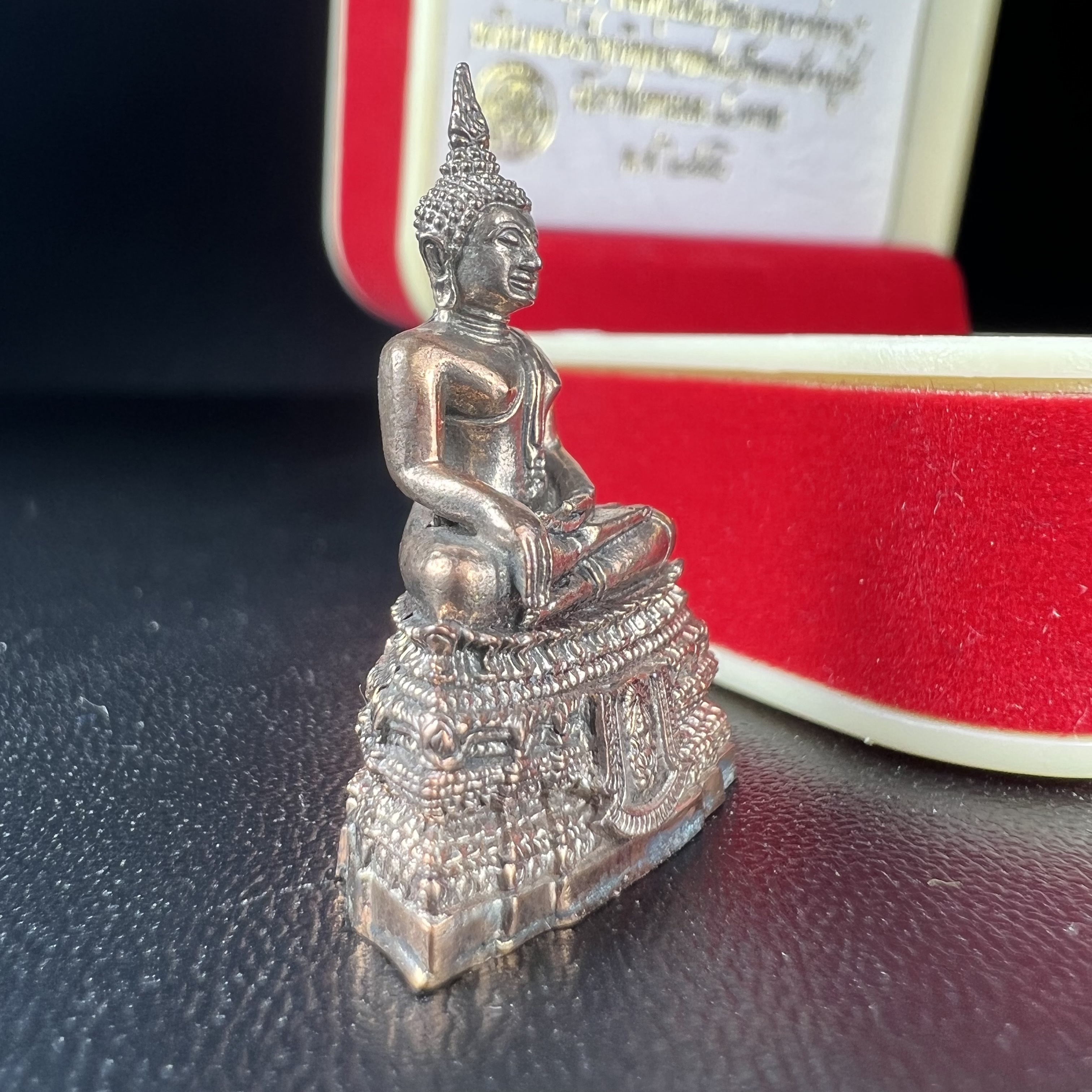 พระกริ่งพระพุทธชินสีห์ ภปร. (รุ่น2) เนื้อนวโลหะ กองทุนฟันเทียมพระราชทาน ในวโรกาสมหามงคล 80 พรรษา ปี 2550 (1 ใน 6499 องค์)