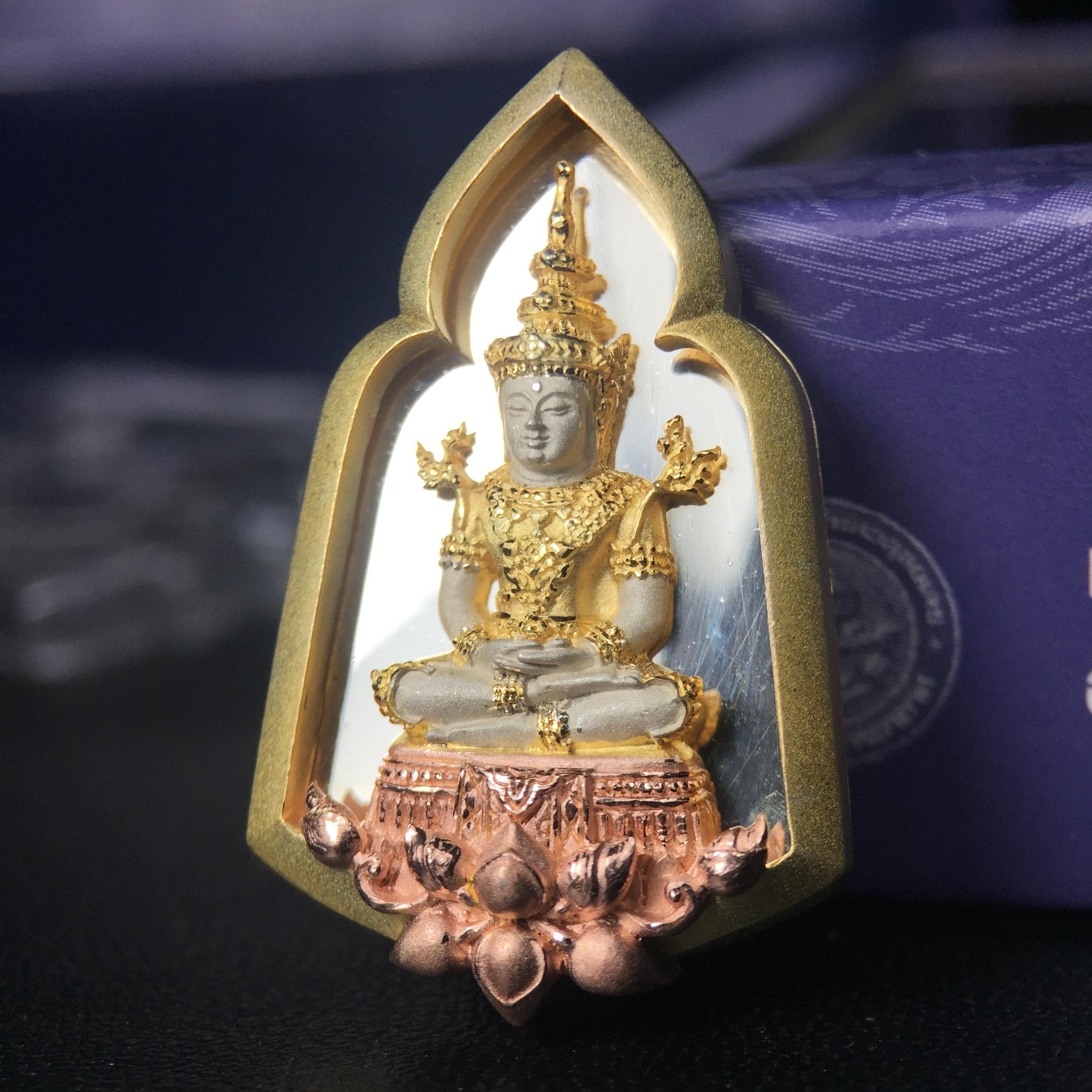 พระแก้วมรกต ภปร. ปี2547 จัดสร้างโดย รพ.ภูมิพลฯ เนื้อเงิน (3 กษัตริย์)เหรียญทรงซุ้ม ขนาด 20*33 มม.งดงามทรงคุณค่าอีกหนึ่งรุ่นยอดนิยม หายาก