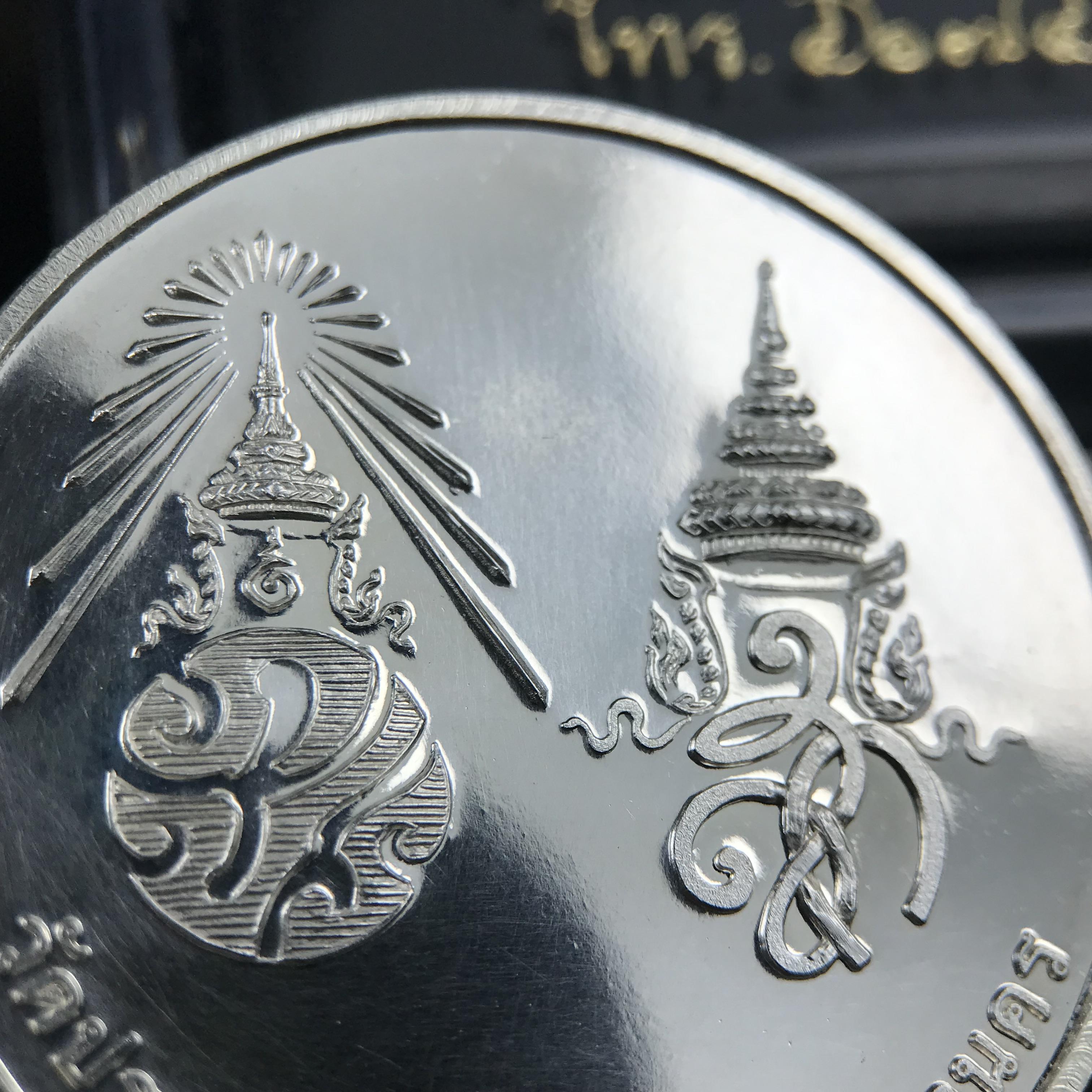 เหรียญรูปเหมือนพระราชสังวราภิมณฑ์(หลวงปู่โต๊ะ)ที่ระลึก ครบ 108 ปี วัดประดู่ฉิมพลี ปี 2538 ด้านหลังพระราชทานพระนามาภิไธยย่อ ภปร. และ สก. เนื้อเงินขัดเงา เหรียญกลมใหญ่ขนาด 3.5 ซม.สภาพสวยเดิมกล่องบรรจุเดิมครบสมบูรณ์และหายาก