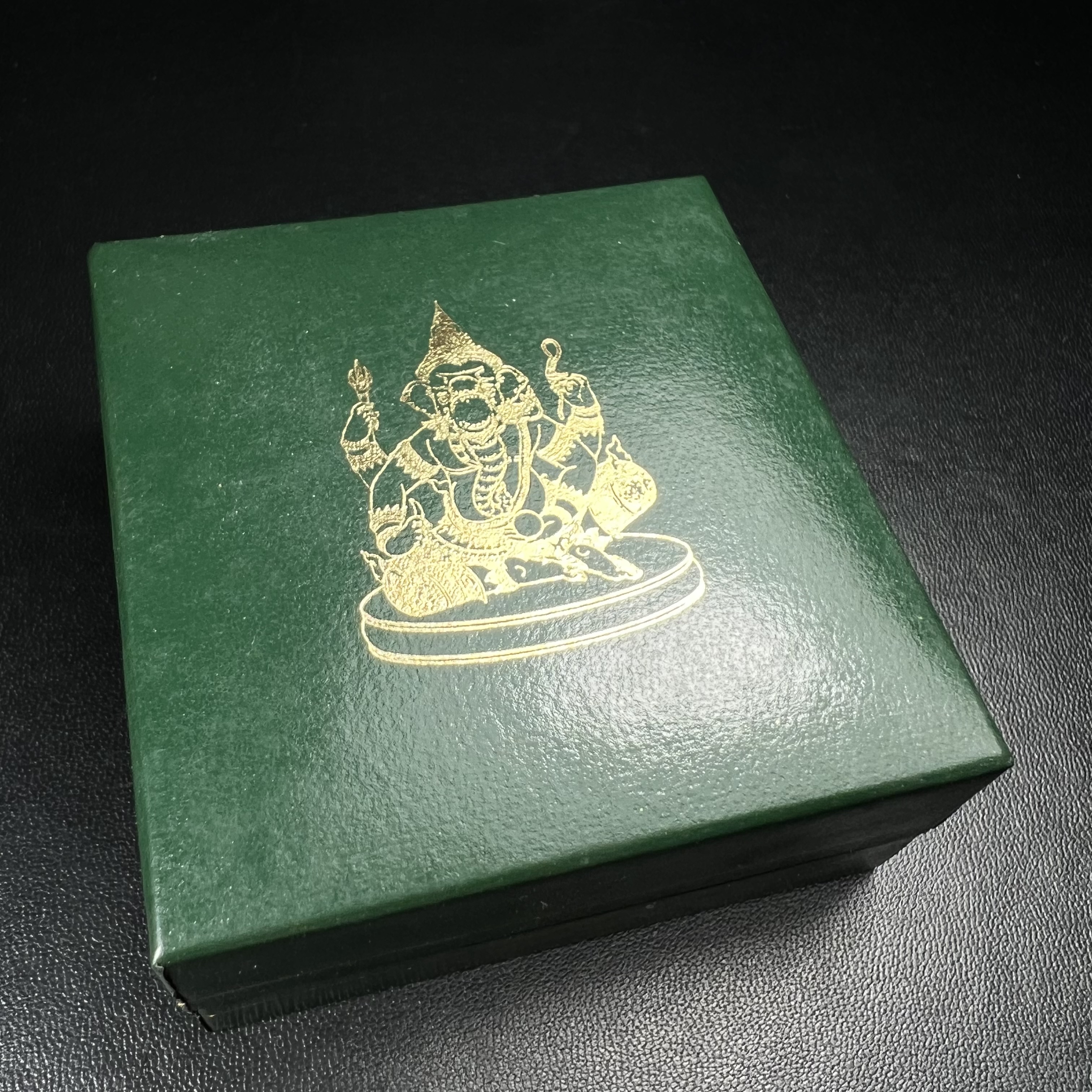 พระพิฆเนศ เทวสถานโบสถ์พราหมณ์ ปี 2539 รูปหล่อลอยองค์เนื้อเงิน 99.9% (พ่นทรายขัดเงาบางส่วน) พิมพ์เล็ก(ขนาดประมาณ 1.3 * 0.8 ซม.) พร้อมกล่องบรรจุเดิมครบ ผลิตโดย บ.แพรนด้า จิวเวลรี่(สภาพสวยเดิม พิธีใหญ่ พุทธศิลป์งดงาม)