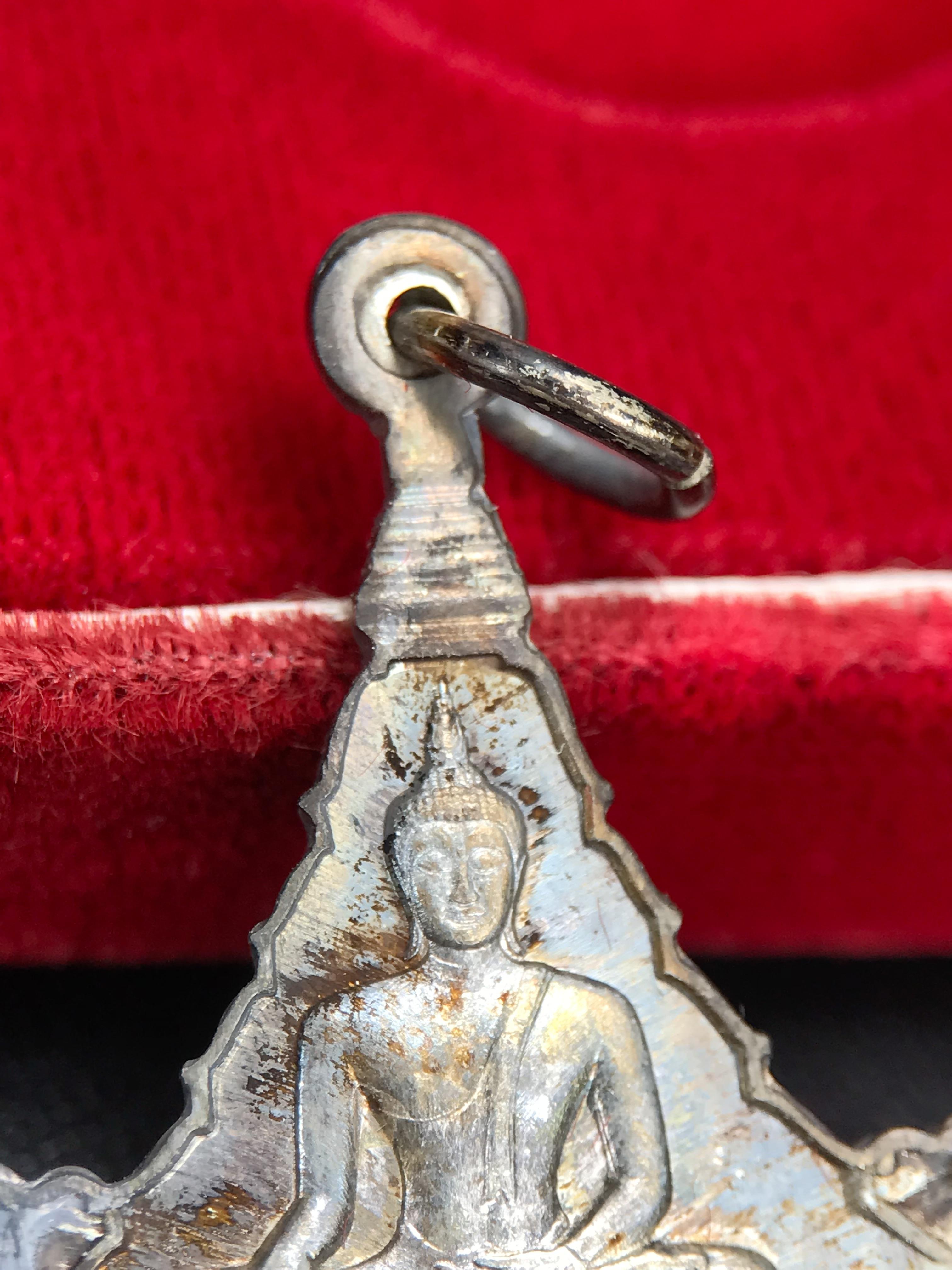 เหรียญพระพุทธญาณนเรศวร์ รุ่นแรก หลังพระปรมาภิไธย ภปร.และ สก.วัดญาณสังวราราม จ.ชลบุรี ปี 2527 เนื้อเงิน(ผิวเดิม ขึ้นรุ้งผิวน้ำทองกระจายทั่วเหรียญสวยมาก)ขนาด 2.3 x 3.8 ซม. พร้อมกล่องเดิม สมเด็จพระญาณสังวร ประธานในพิธีมหาพุทธาภิเษก(เนื้อเงินพบเจอน้อย หายาก)