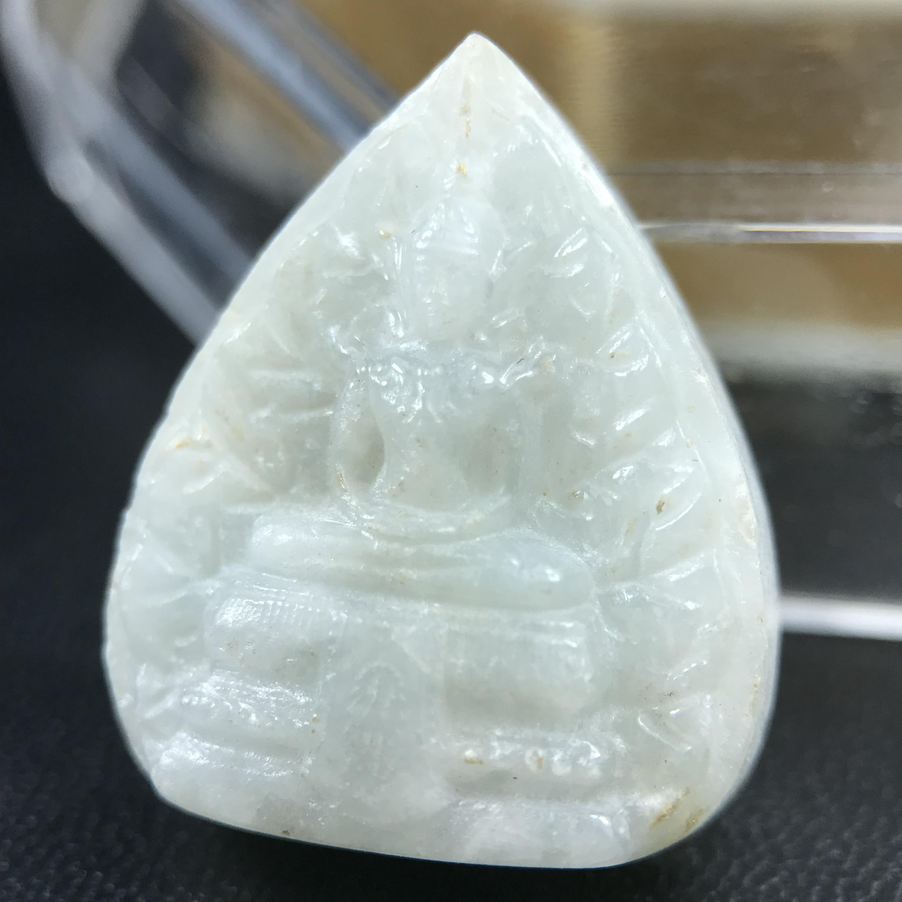 พระแก้วหยกใบโพธิ์ พระพุทธปฏิมาสุวรรณภูมิสิริโชค ภปร. การบินไทยจัดสร้างขึ้น เนื่องในวโรกาสฉลองสิริราชสมบัติครบ60ปี พุทธศักราช 2549 พิธีปลุกเสกวัดพระศรีรัตนศาสดาราม(วัดพระแก้ว) สวยๆพร้อมกล่อง สร้างน้อย หายาก(องค์หมายเลข3824) 1 ใน 6000 องค์