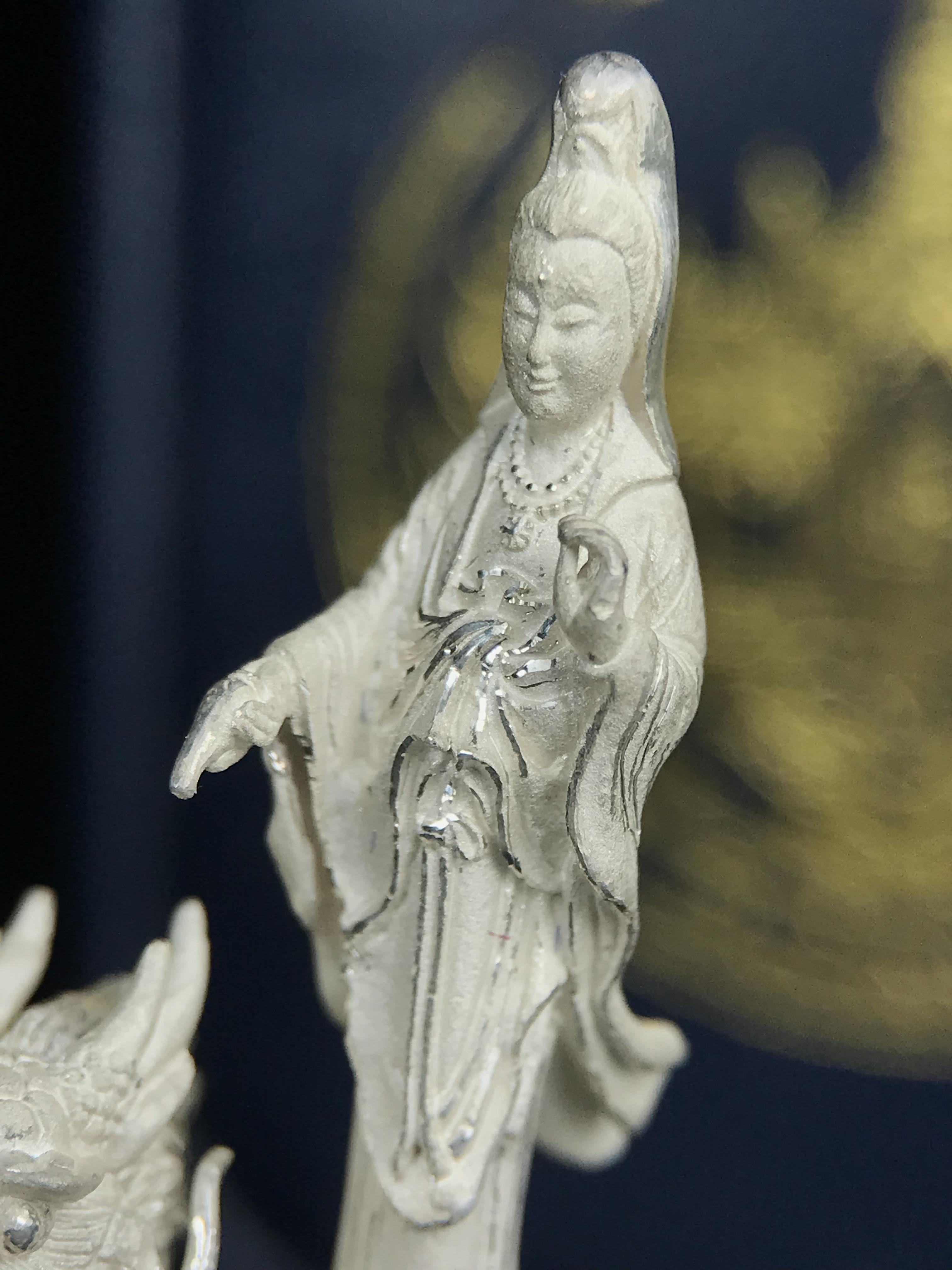 รูปหล่อลอยองค์พระโพธิสัตว์กวนอิม ทรงประทับมังกร จ.ระนอง เนื้อเงิน พิมพ์ใหญ่(สภาพผิว สวยงดงาม ทรงคุณค่า) เฉลิมฉลองในวโรกาสที่พระบาทสมเด็จพระเจ้าอยู่หัวทรงครองสิริราชสมบัติครบ 50 ปี จ.ระนอง พ.ศ.2539