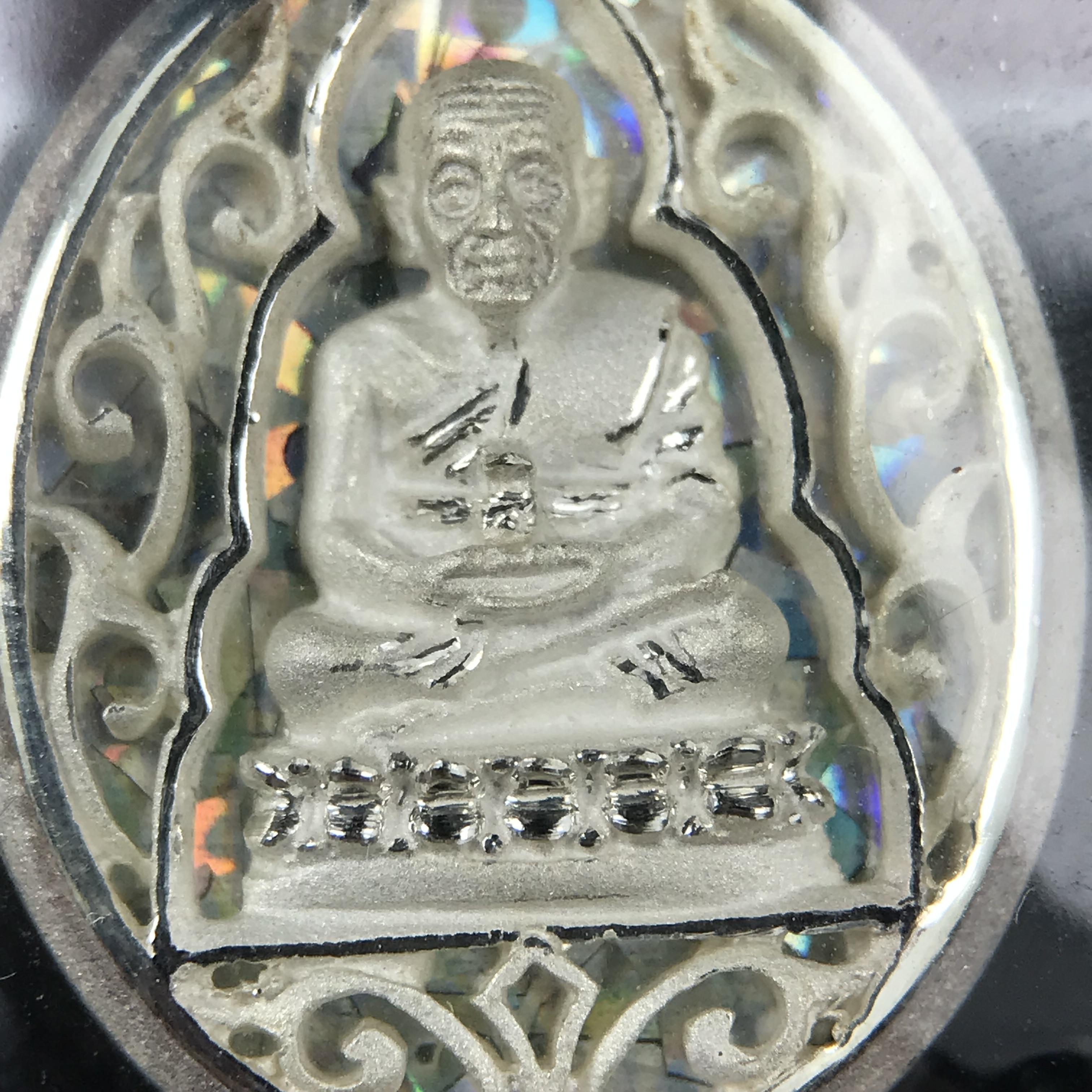 เหรียญหลวงพ่อทวด รุ่นมงคลบารมี วัดประสาทบุญญาวาส ปี 2545 เนื้อเงิน พิมพ์ทรงรูปไข่เล็ก(ขนาด 2.0*1.8 ซม.)ฉลุลายฉากพี้นหลังสีรุ้งสามมิติสวยงาม ตอกโค๊ตมีหมายเลข สภาพสวยซีนซองเดิมพร้อมกล่องบรรจุเดิมครบ***เดินทางปลอดภัยหลวงพ่อทวดคุ้มครอง****