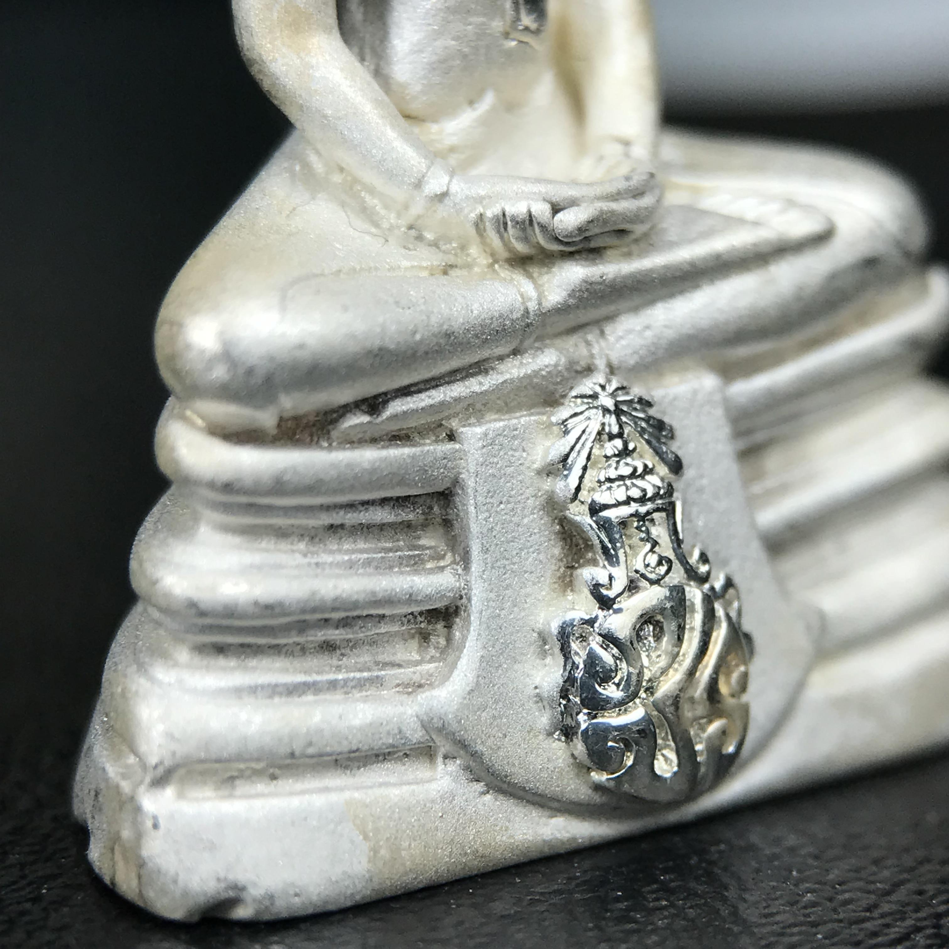 พระพุทธโสธร ภปร. รุ่นย้อนยุค สร้างพระอุโบสถ สมาคมชาวฉะเชิงเทรา จัดสร้าง ปี 2539 วโรกาสครองสิริราชสมบัติครบ 50 ปี เนื้อเงินทรายนวลขัดเงาบางส่วน พร้อมกล่องบรรจุและใบรับรองเดิม