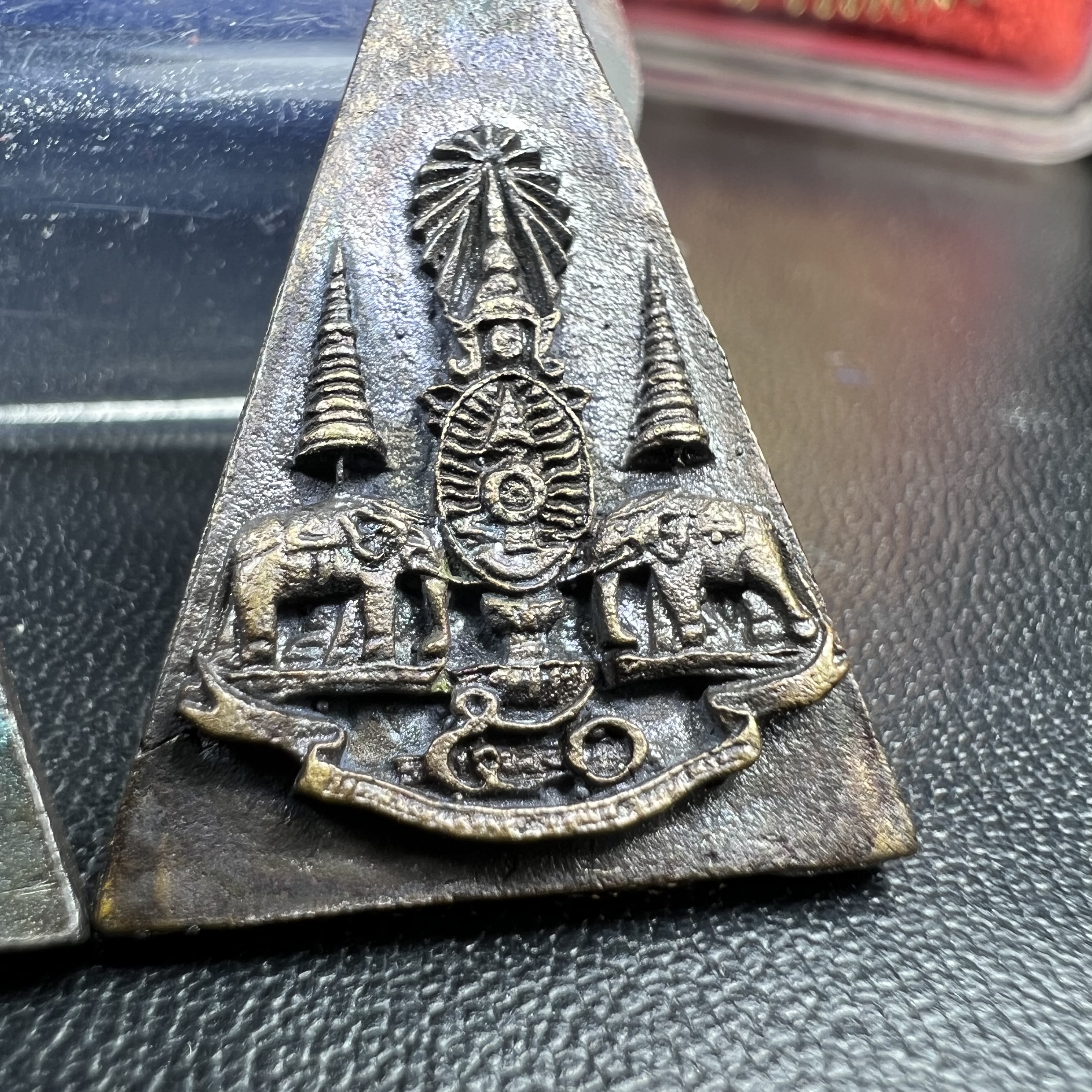 พระกำลังแผ่นดิน (สมเด็จจิตรลดา2) จัดสร้างเฉลิมพระเกียรติ ร.9 ครองราชย์ 50 ปี 2539 เนื้อเงิน(ผิวเดิมกลับดำ รุ้งๆสวย)+เนื้อนวโลหะ(สร้างน้อยหายาก)พร้อมกล่องบรรจุเดิม(1ใน2539องค์)