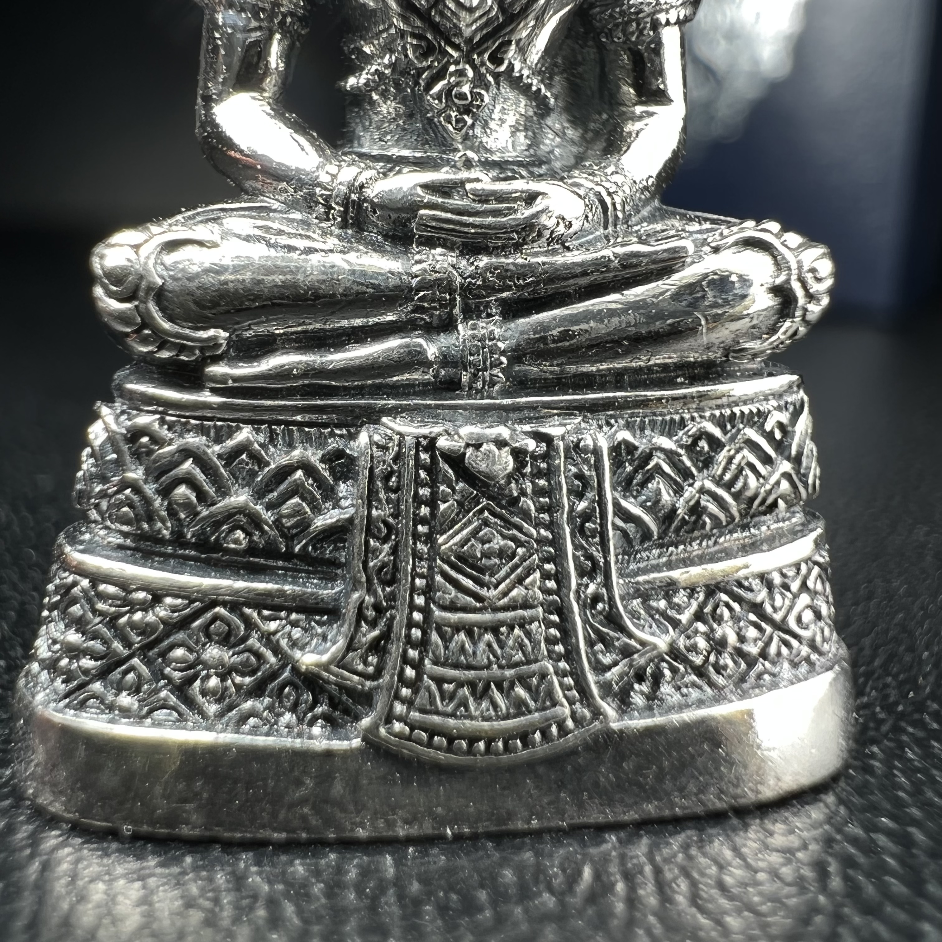 พระแก้วมรกต กรมสรรพสามิตจัดสร้างขึ้นเนื่องในโอกาสครบรอบ 64 ปีของกรมสรรพสามิต และเนื่องในวโรกาสที่พระบาทสมเด็จพระเจ้าอยู่หัวทรงครองราชย์ครบ 50 ปีในปีกาญจนาภิเษก เมื่อ พ.ศ.2539 เนื้อเงินรมดำขัดเงาพร้อมกล่องบรรจุเดิม