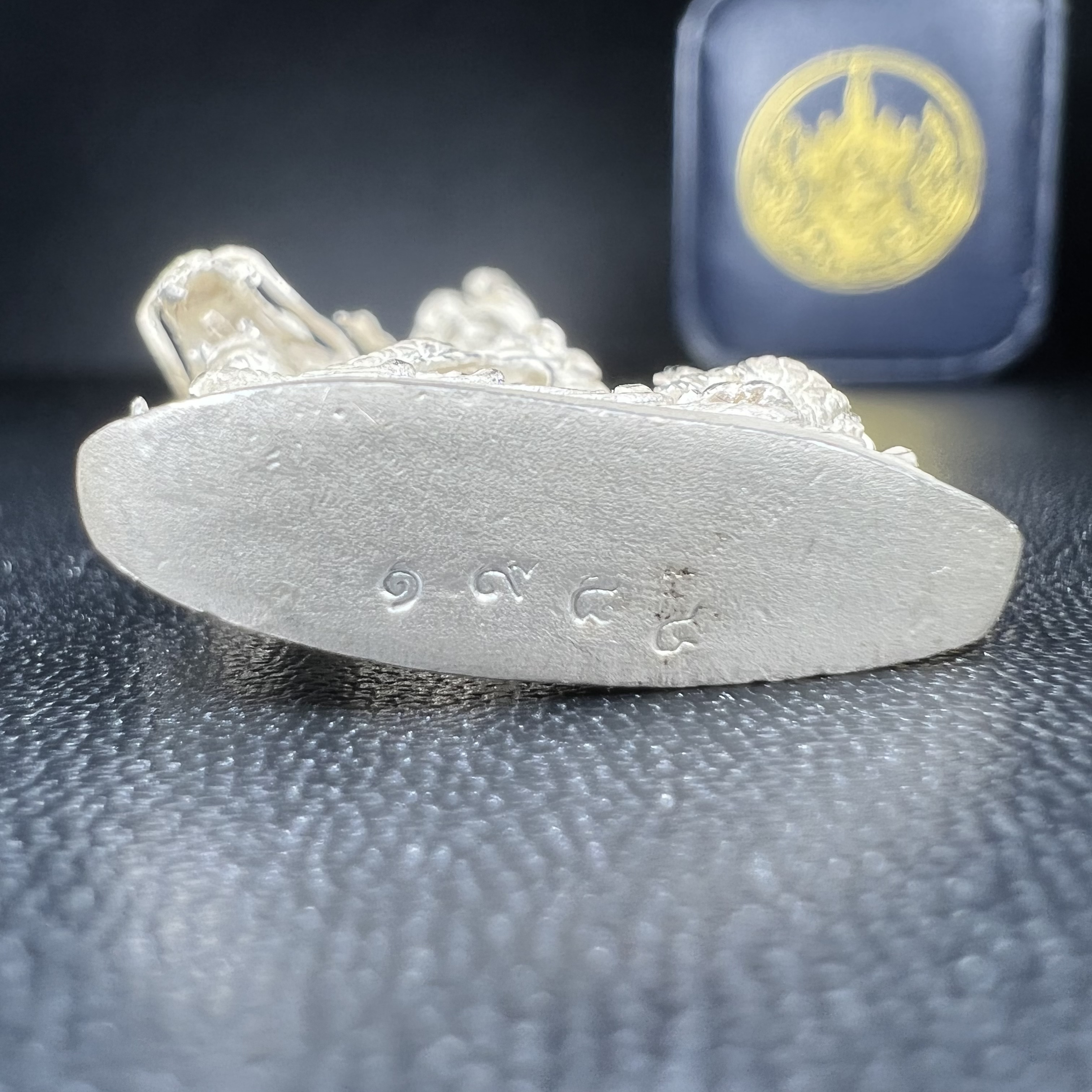 รูปหล่อลอยองค์พระโพธิสัตว์กวนอิม ทรงประทับมังกร จ.ระนอง เนื้อเงิน พิมพ์ใหญ่(สภาพผิว สวยงดงาม ทรงคุณค่า) เฉลิมฉลองในวโรกาสที่พระบาทสมเด็จพระเจ้าอยู่หัวทรงครองสิริราชสมบัติครบ 50 ปี จ.ระนอง พ.ศ.2539