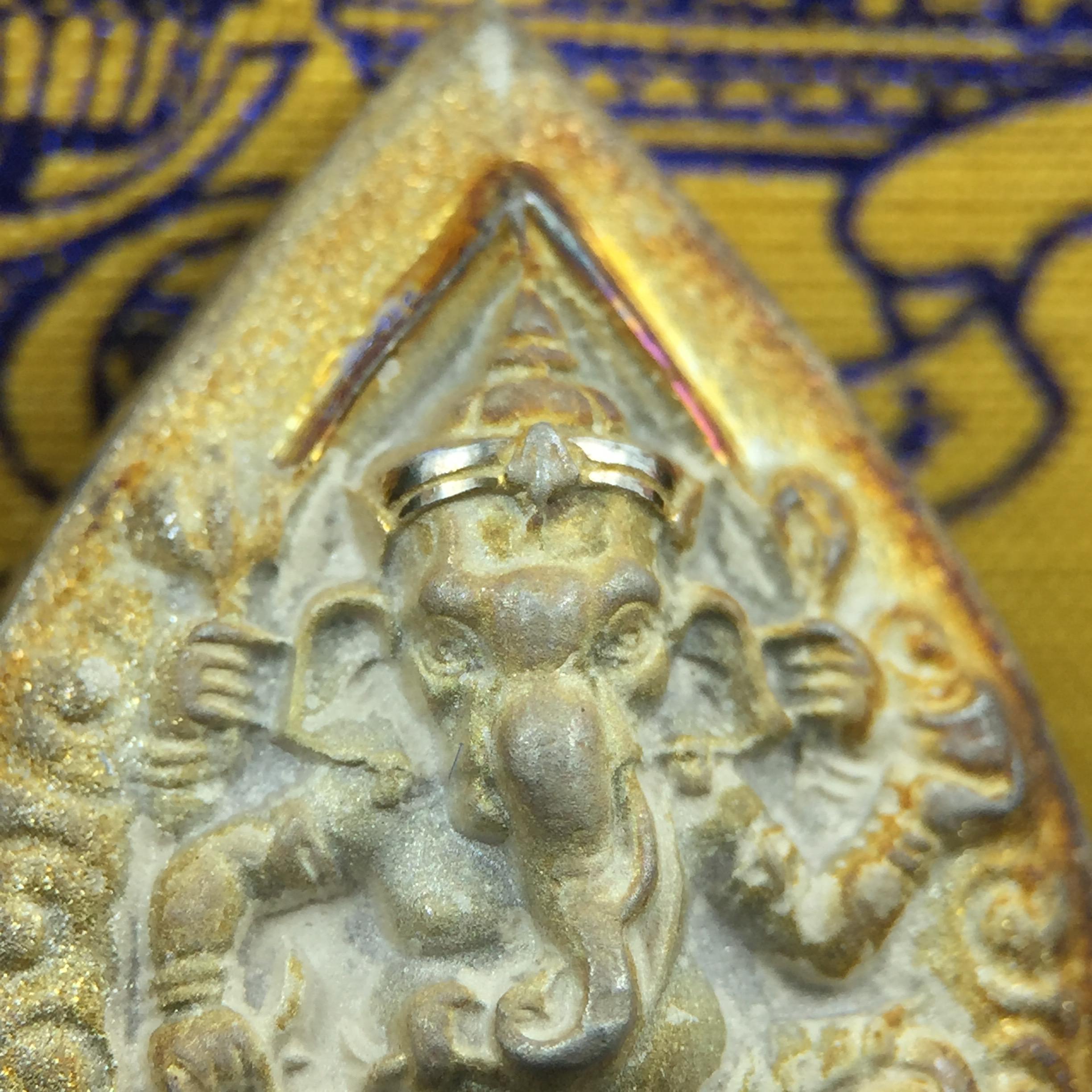 เหรียญพระพิฆเนศวร ญสส. ชุดกาญจนาภิเษกครองราชย์ 50 ปี พุทธศักราช 2538 พิมพ์ใหญ่(2.9 ซม.) เนื้อเงินผิวเดิมขึ้นสีรุ้งงดงามธรรมชาติสร้างสรรค์ สภาพสวยเดิมพร้อมกล่องบรรจุเดิม ตอกโค๊ดหมายเลขกำกับ(1ใน 5539องค์)