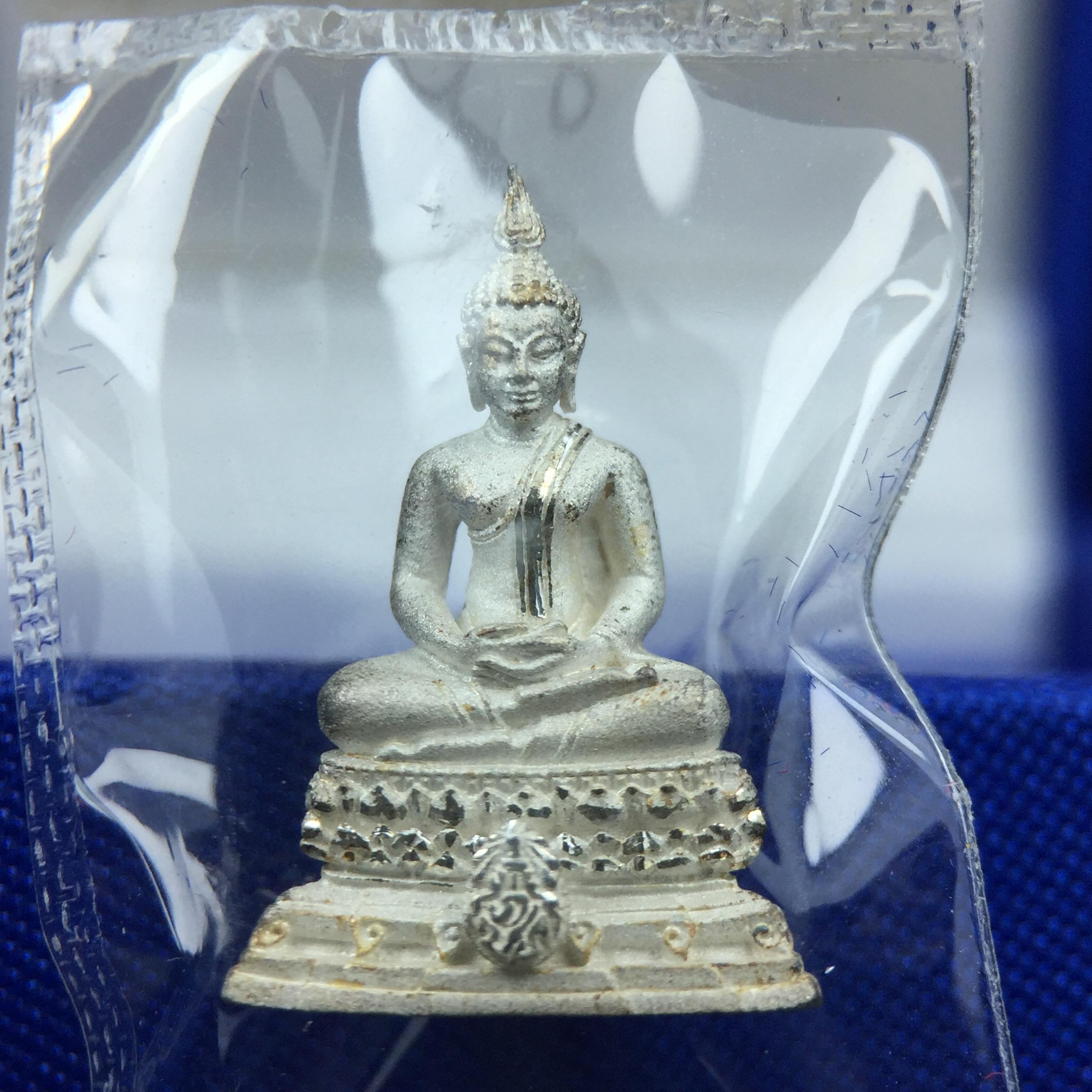 พระชัยวัฒน์พุทธสิหิงค์ ภปร. รุ่นสร้างหอพระธรรมศาสตร์ ปี2542 เนื้อเงิน(ผิวเดิม ซีนซองเดิม กล่องครบสวยสมบูรณ์) มหาพิธี 3วาระอันยิ่งใหญ่(ตอกโค๊ตและหมายเลข)1ใน 10000 องค์