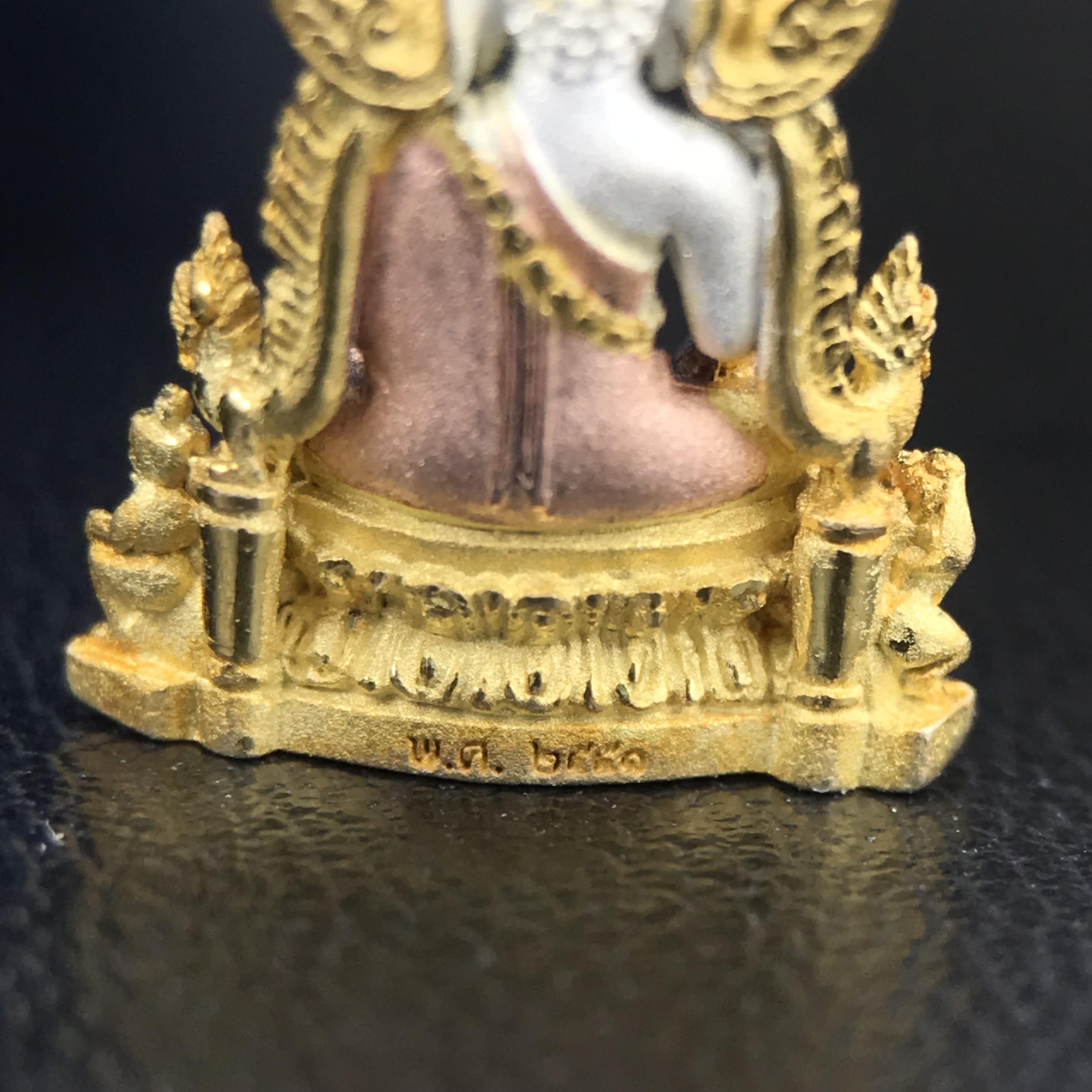 พระพุทธชินราช ภปร. โครงการ เพราะแผ่นดินนี้คือแผ่นดินเกิด เนื้อเงินชุบสามกษัตริย์ ปี2551 ขนาดหน้าตัก1/4นิ้ว (สวยงามทรงคุณค่า อีกหนึ่งรุ่นยอดนิยมหายาก) (สภาพคัดสวย กล่องบรรจุเดิมครบ)