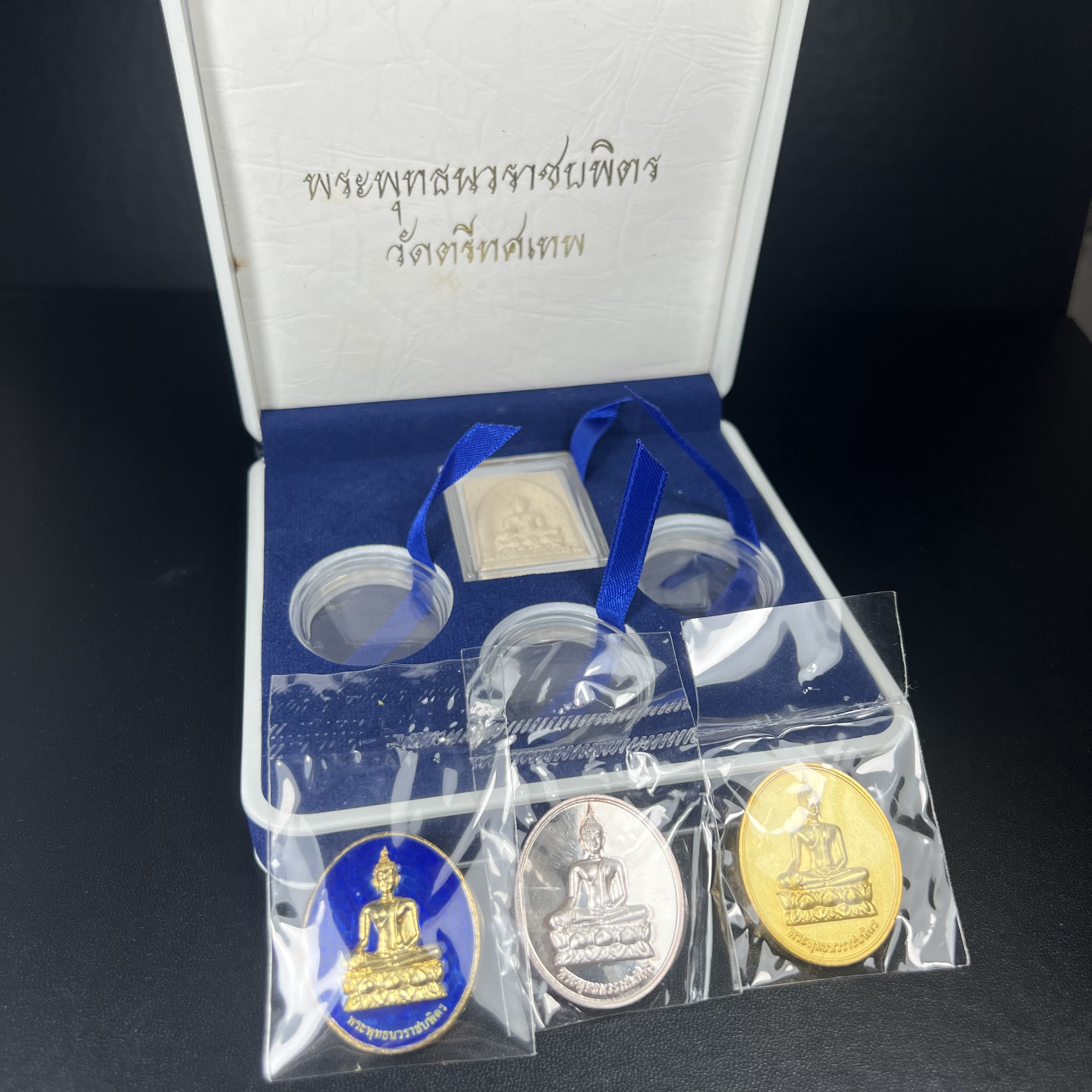 พระพุทธนวราชบพิตร ภปร. ที่ระลึก 7รอบ 84พรรษา รัชกาลที่ 9 วัดตรีทศเทพ จัดสร้าง พ.ศ. 2554 ชุดกรรมการ(หายากสร้าง 1ใน500ชุด)(รวม 4 รายการ)สภาพสวยซีนซองเดิมกล่องบรรจุเดิมครบสมบูรณ์