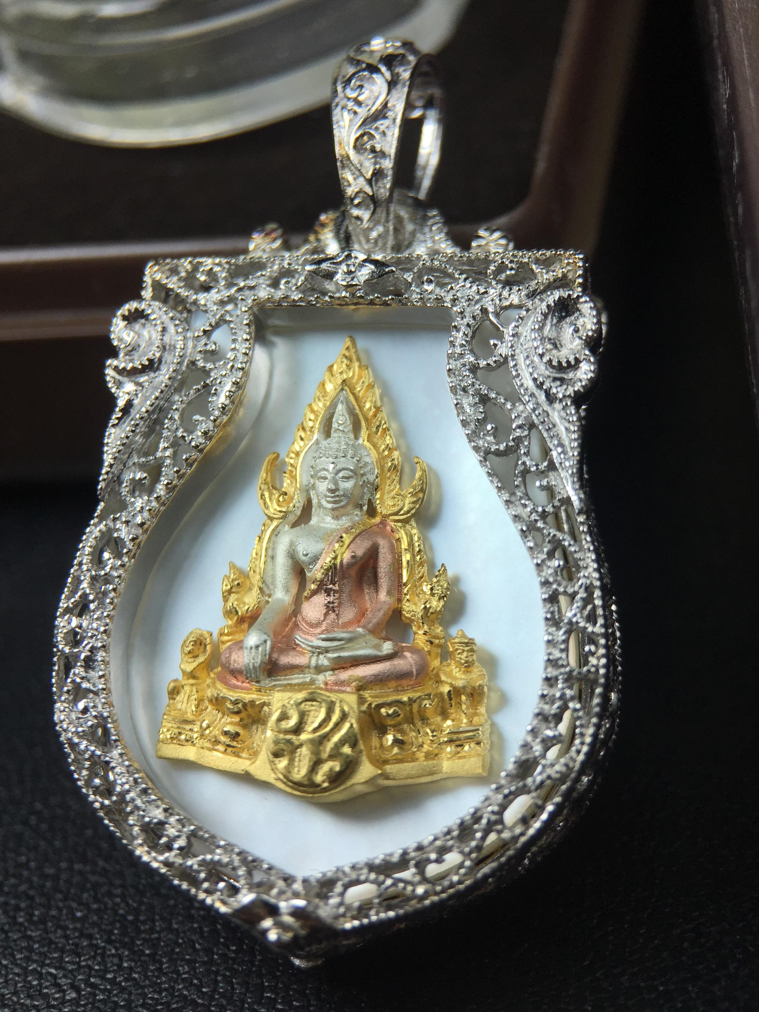 พระพุทธชินราช ภปร. โครงการ "เพราะแผ่นดินนี้ คือ แผ่นดินเกิด" ปี2548(รุ่นแรก) เหรียญทรงเสมา ขนาด 21 x 29 มม.เนื้อเงินสามกษัตริย์ องค์พระชุบสามกษัตริย์ ล้อมด้วยกรอบเงินชุบทองคำขาวสลักเสลาเป็นลวดลายละเอียดอ่อน ส่วนพื้นองค์พระเป็นเปลือกหอยมุขงดงาม