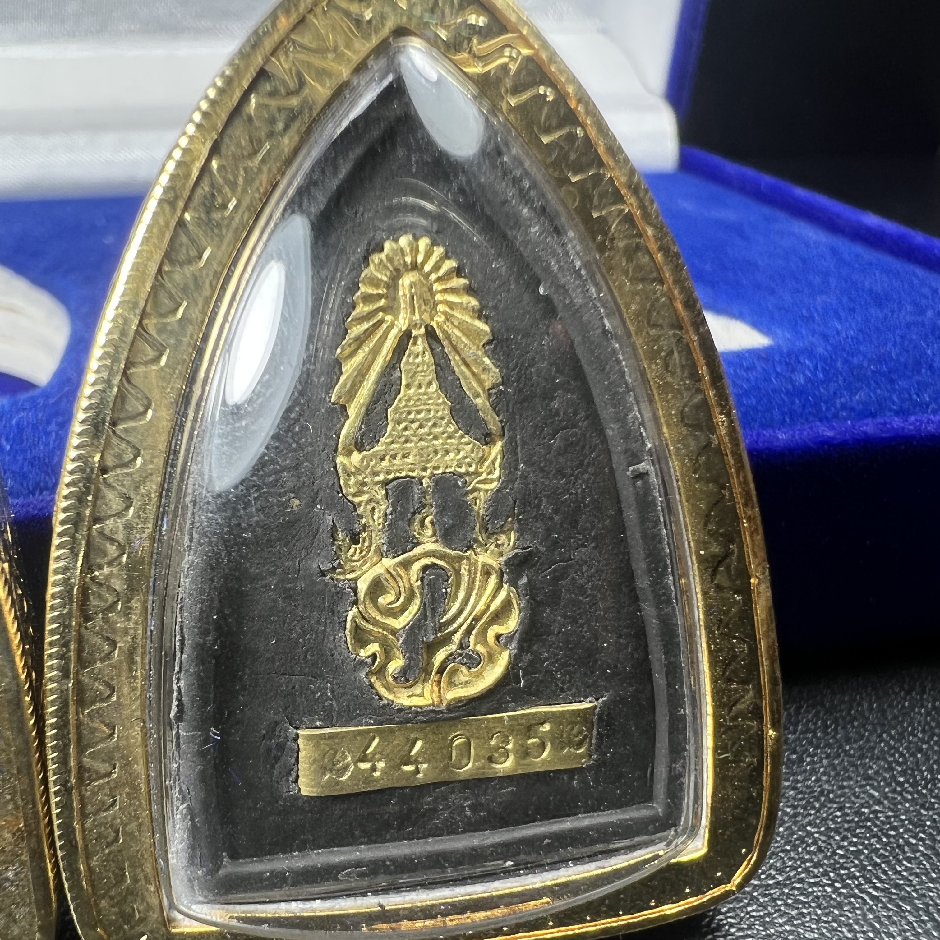 พระคู่ชุดของขวัญ พระหลวงปู่ทวด ภปร.ปี2547 ทรงกลีบบัวและกลีบขนุน(พิมพ์เตารีดและพิมพ์พระรอด)(ชนวนเก่า)เนื้อว่านด้านหลังมี ภปร. เป็นโลหะผสมสูง 3.3ซม.พิธีใหญ่ มวลสารดี ปลุกเสกวัดพระแก้ว(พร้อมกล่องบรรจุเดิม งานเลี่ยมกรอบเดิมจากผู้จัดสร้างห่อหุ้มด้วยทองนพเกล้า)