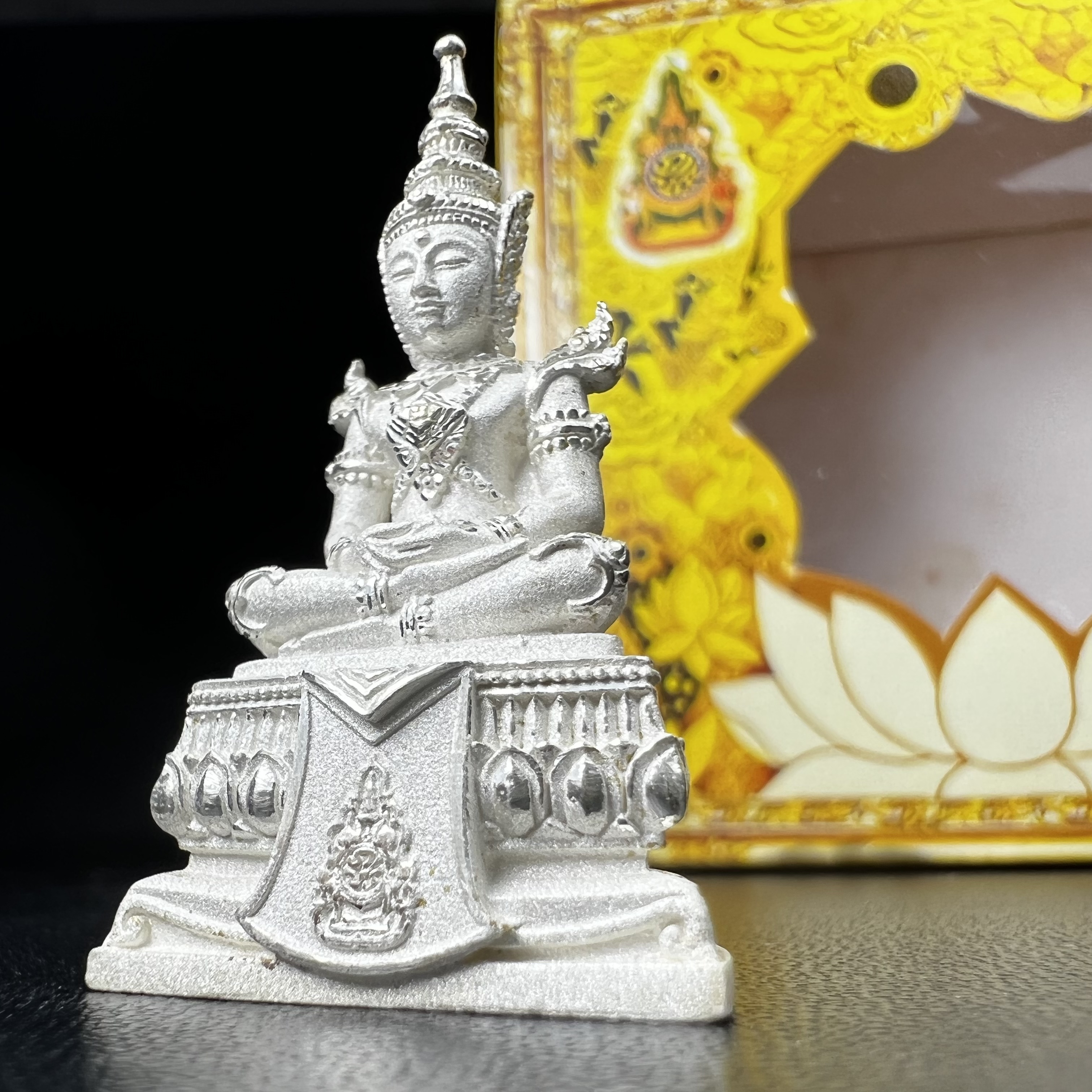 พระแก้วมรกต(จำลอง)ลอยองค์ ขนาดหน้าตัก 1/2 นิ้ว ทรงเครื่องฤดูร้อน เนื้อเงิน ตราสัญลักษณ์ฉลองสิริราชสมบัติ ครบ 60 ปี พ.ศ.2549(สภาพสวย ครบ สมบูรณ์))