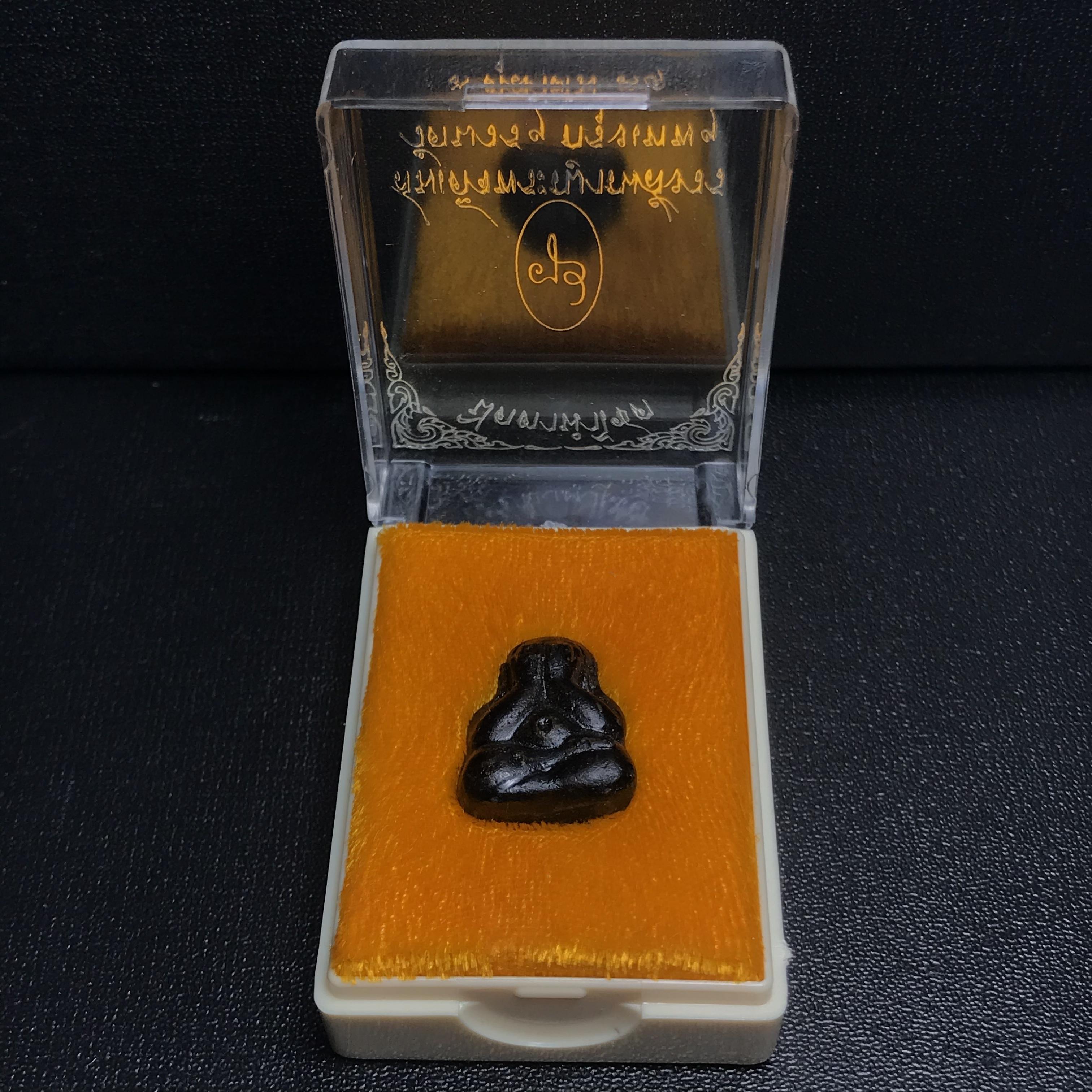 พระปิดตานำโชค สมเด็จพระญาณสังวร วัดบวรนิเวศวิหาร กรุงเทพ ปี2531(เจริญก้าวหน้า มีโชคลาภ การค้าเจริญรุ่งเรื่อง แคล้วคลาดปลอดภัย)