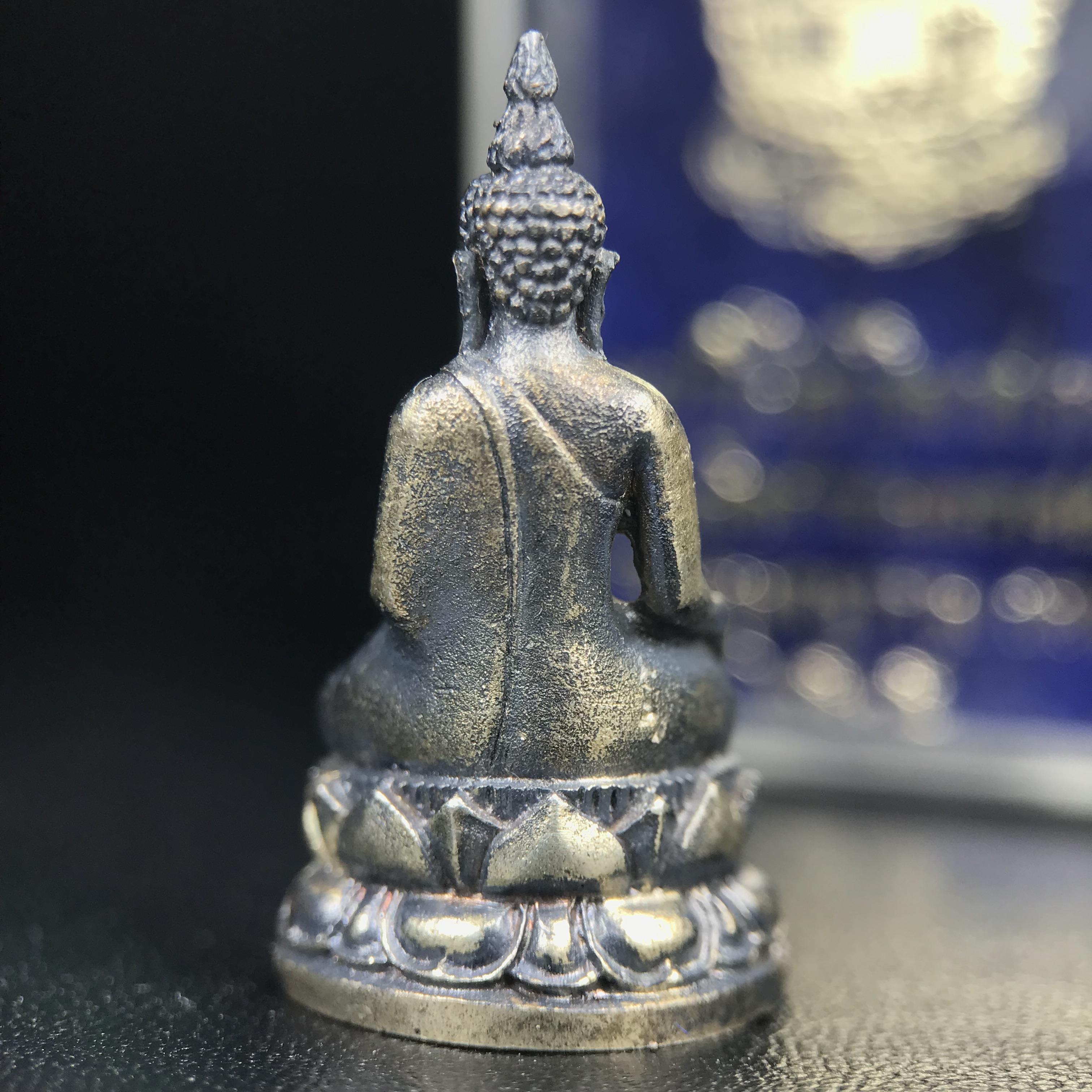 พระกริ่งไพรีพินาศ ภปร. รุ่นแรกของประเทศไทย วัดปทุมวนาราม ปี 2535 เนื้อเงิน(ผิวเดิม ผิวขึ้นรุ้งทั่วองค์ สวย งดงาม)(เข้มขลังทรงอานุภาพยิ่งใหญ่ กำราบศัตรูพ่ายสิ้น) ขนาดสูง 3 ซม. พร้อมกล่องบรรจุเดิมครบสมบูรณ์ (ในหลวงรัชกาลที่9เสด็จเททอง)(1ใน3000องค์)นิยมหายาก