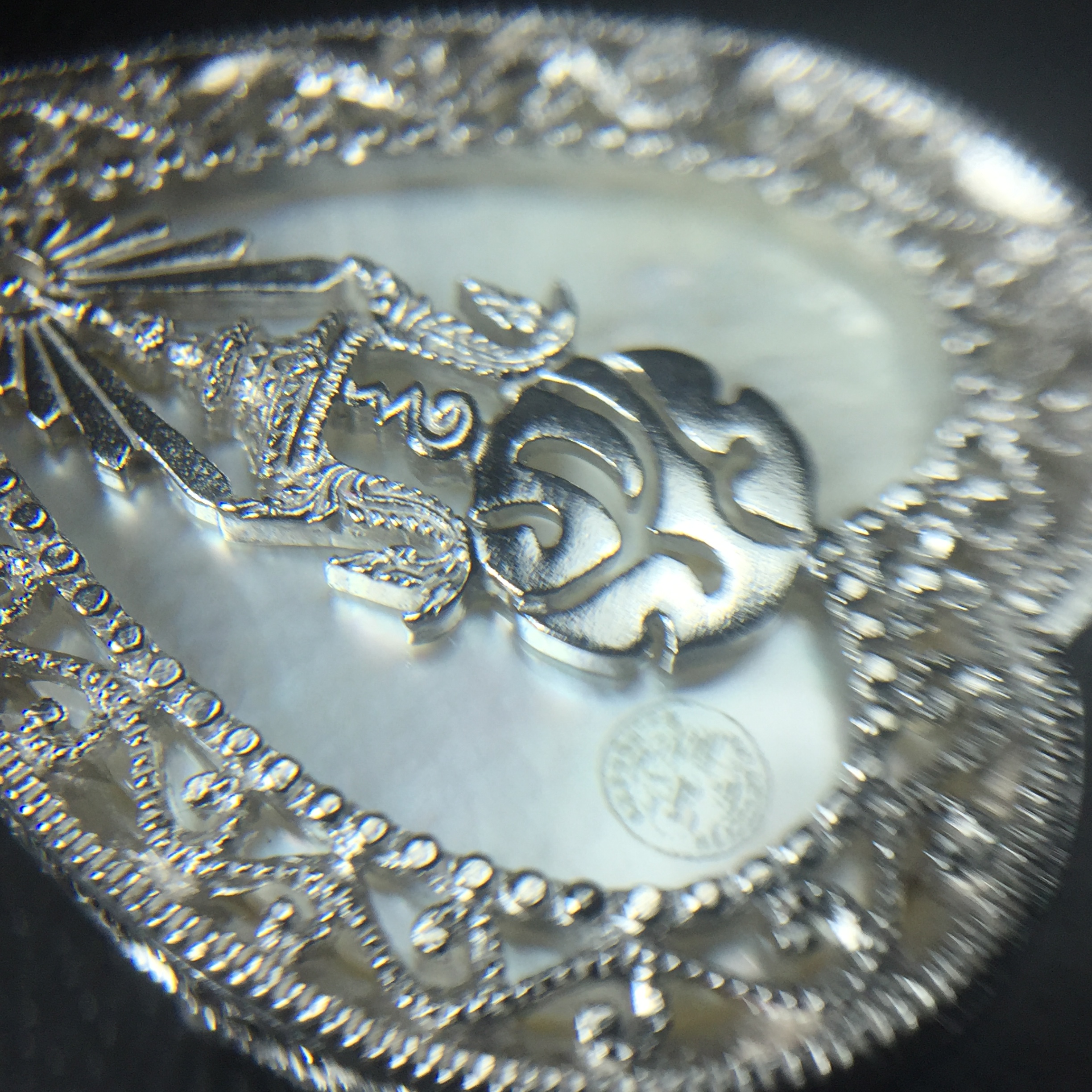 พระพุทธชินราช ภปร. โครงการ "เพราะแผ่นดินนี้ คือ แผ่นดินเกิด" ปี2548(รุ่นแรก) เหรียญทรงใบโพธิ์ ขนาด 21 x 29 มม. เนื้อเงินสามกษัตริย์ องค์พระชุบสามกษัตริย์ ล้อมด้วยกรอบเงินชุบทองคำขาวสลักเสลาเป็นลวดลายละเอียดอ่อน ส่วนพื้นองค์พระเป็นเปลือกหอยมุข