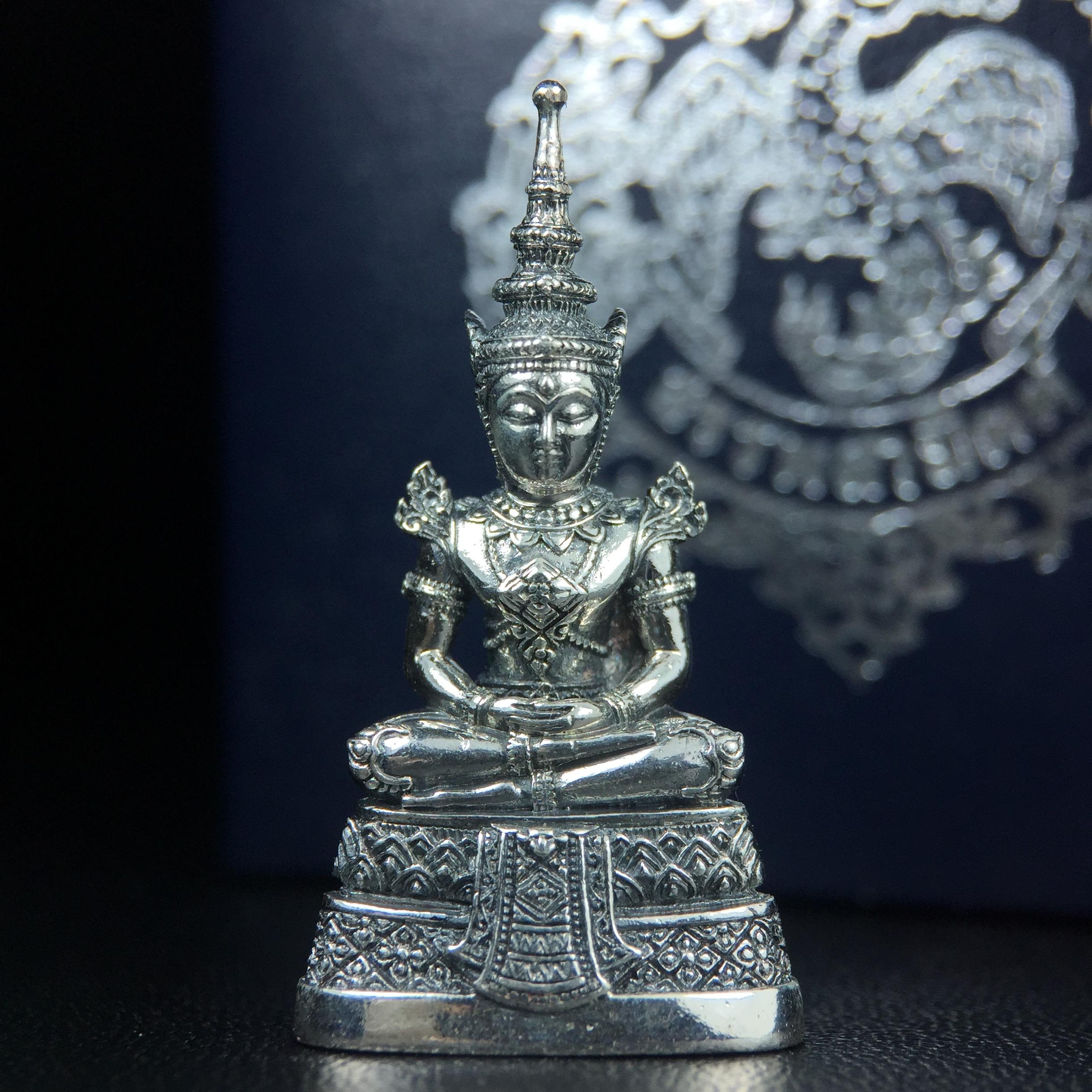 พระแก้วมรกต กรมสรรพสามิตจัดสร้างขึ้นเนื่องในโอกาสครบรอบ 64 ปีของกรมสรรพสามิต และเนื่องในวโรกาสที่พระบาทสมเด็จพระเจ้าอยู่หัวทรงครองราชย์ครบ 50 ปีในปีกาญจนาภิเษก เมื่อ พ.ศ.2539 เนื้อเงินรมดำขัดเงาพร้อมกล่องบรรจุเดิม