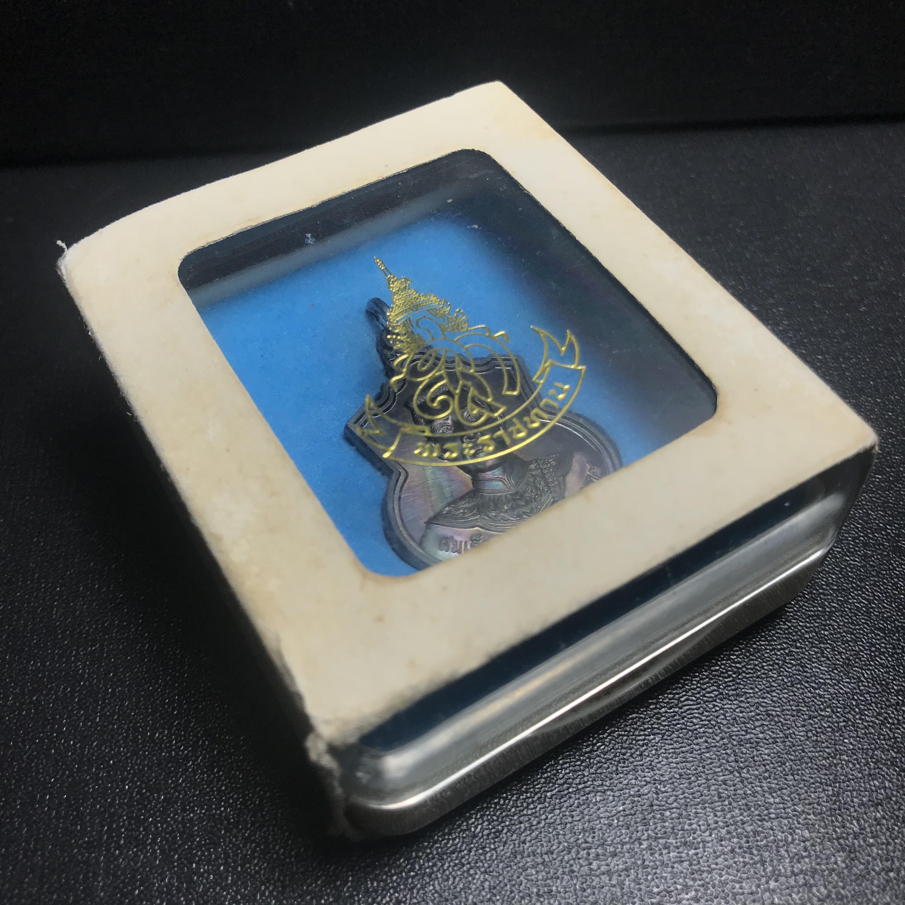 เหรียญสมเด็จพระนเรศวรมหาราช(พระองค์ดำ) รุ่นสู้ หลัง สก. ปี2548 พิธีใหญ่ เนื้อเงิน(ผิวเดิม กลับดำ ขึ้นสีรุ้งธรรมชาติ)สวยมาก