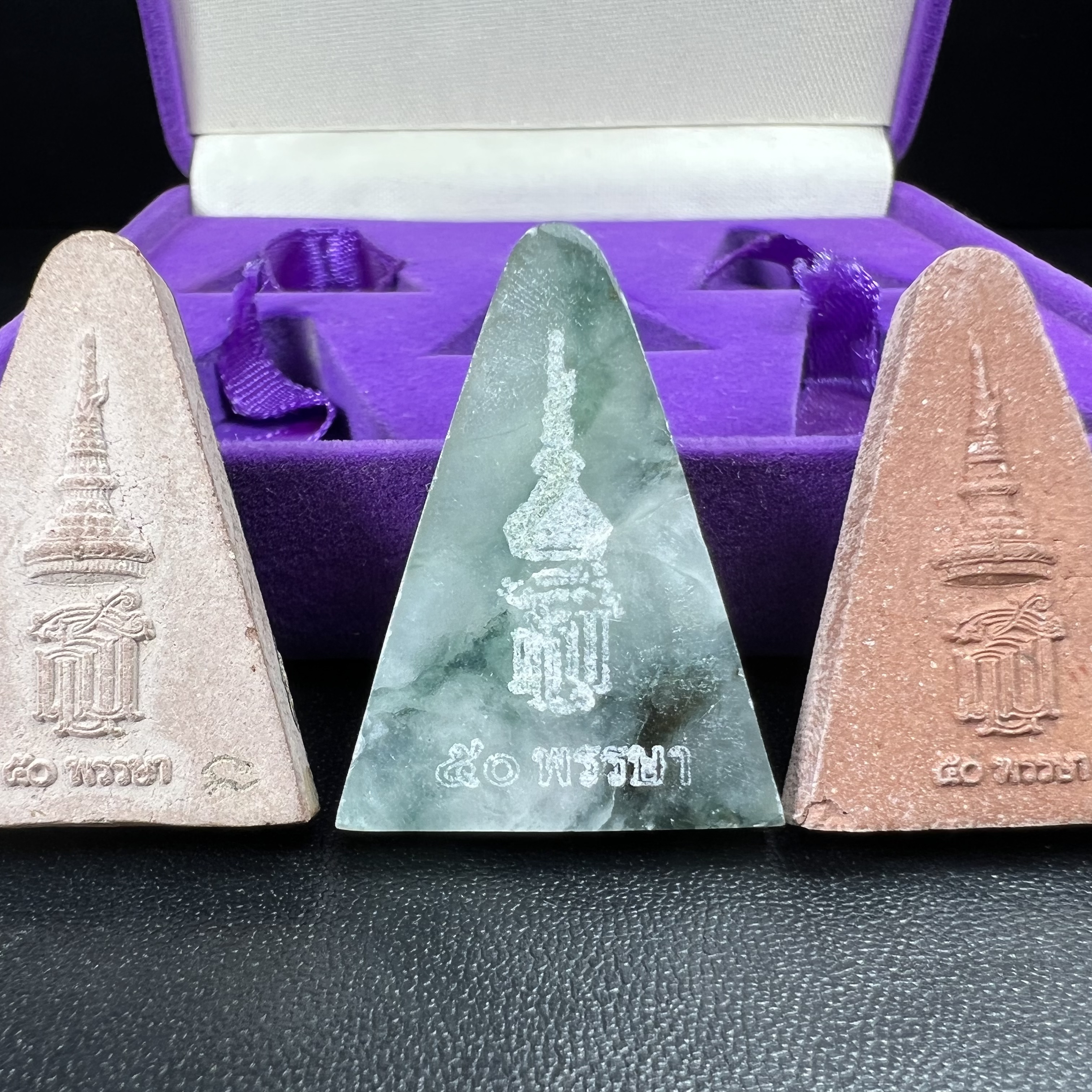 พระนางพญาเสน่ห์จันทร์ สธ. สร้างในวโรกาสทรงเจริญพระชนมายุ 50 พรรษา สมเด็จพระเทพฯ พ.ศ.2548 ชุดพิเศษ (1 ใน 5000 ชุด)หายาก