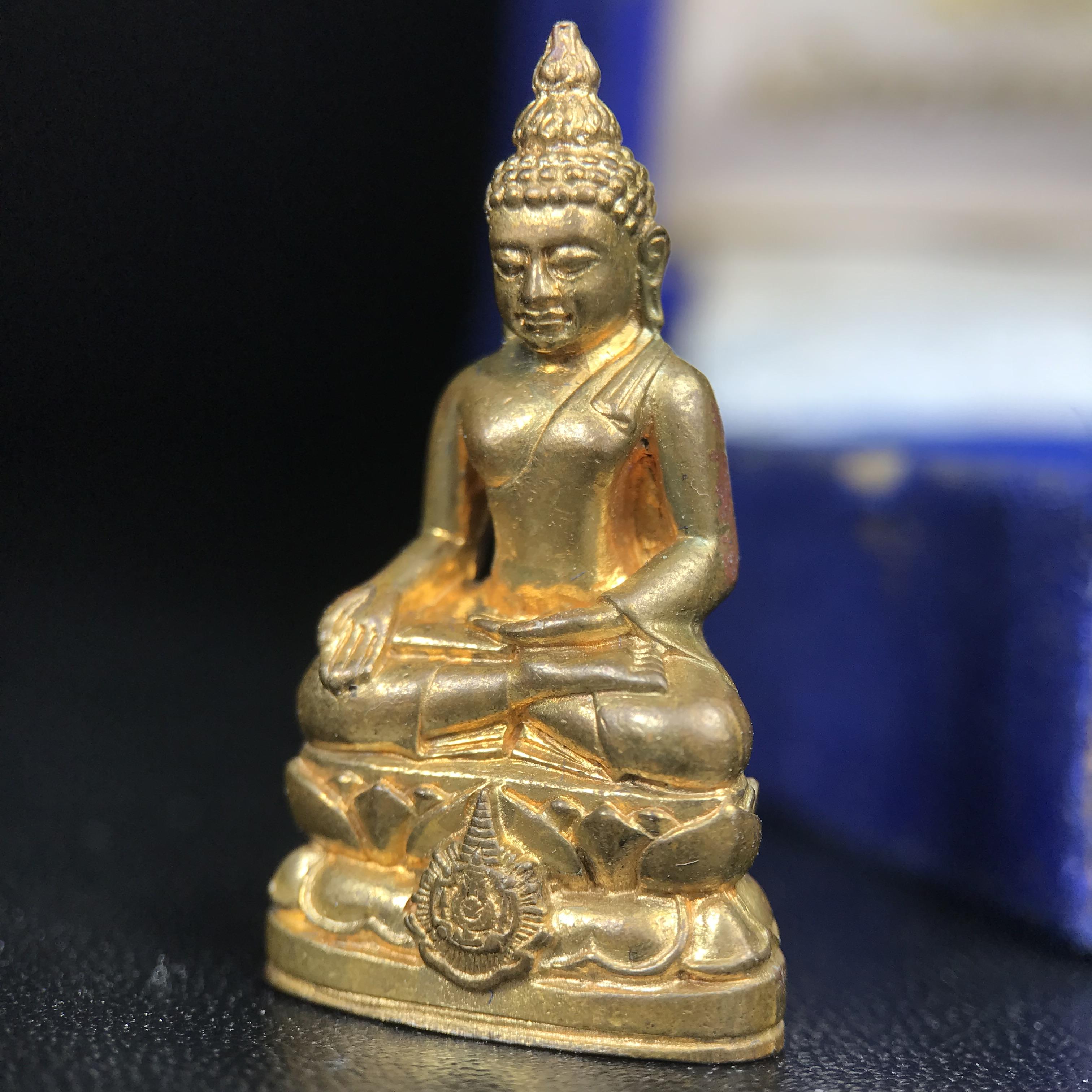 พระกริ่งไพรีพินาศ บรรจุเหล็กไหล ครั้งแรกและครั้งเดียวในประวัติศาสตร์ เฉลิมพระเกียรติ พระบาทสมเด็จพระเจ้าอยู่หัวรัชกาลที่9 พระชนมพรรษา 6 รอบ ปี2542 เนื้อสัมฤทธิ์(บรรจุเหล็กไหล)ดีนอก-ดีใน พิธีใหญ่ มวลสารเด่น (หายาก)