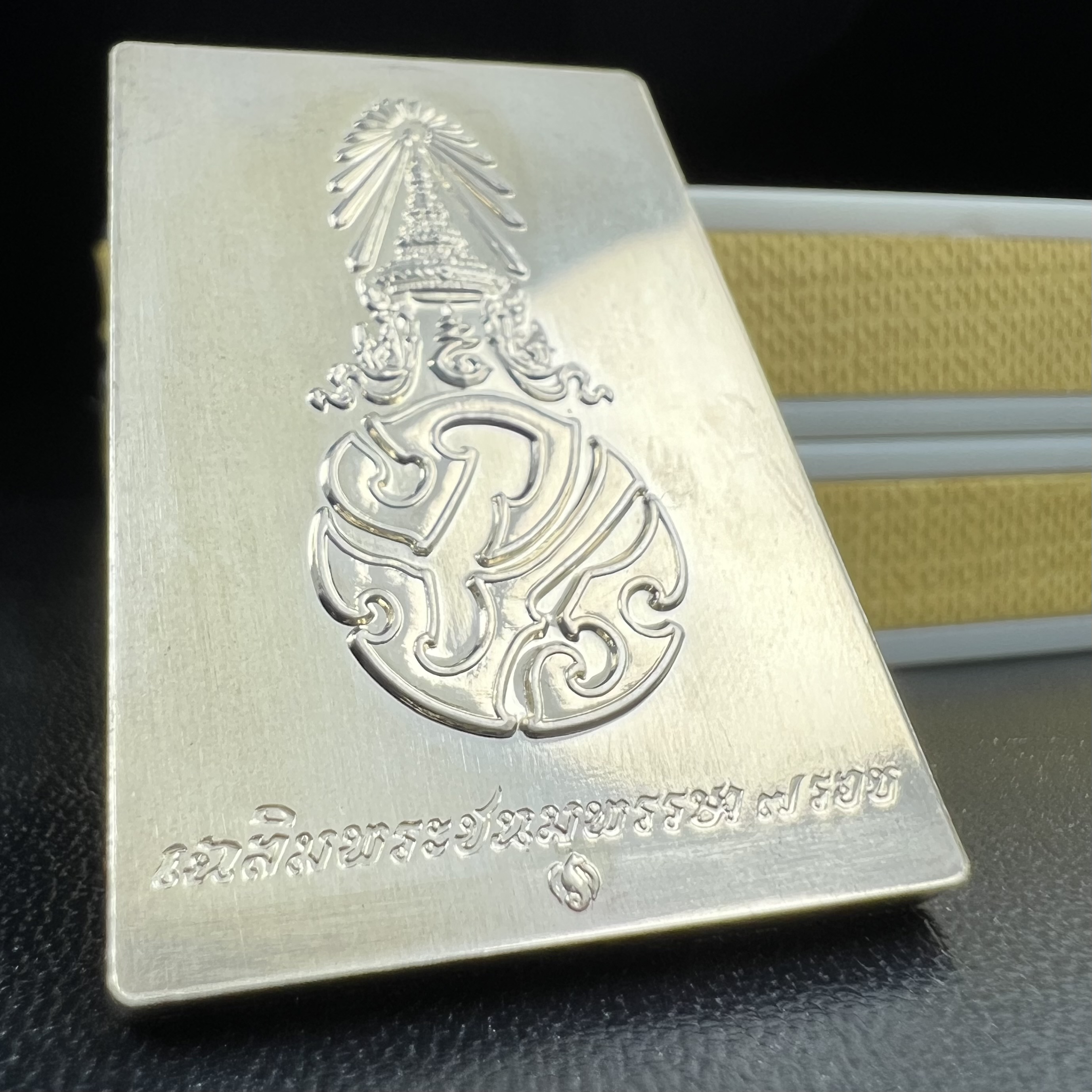 พระพุทธชินสีห์ หลังตรา ปรมาภิไธยย่อ ภปร. ในวโรกาสเฉลิมพระชมพรรษาในหลวงรัชกาลที่9 ครบ 7 รอบ และ ที่ระลึกสมโภชวัดบวรนิเวศวิหารครบ 175 ปี พ.ศ.2554 เหรียญเนื้อเงิน พิมพ์ใหญ่ ขนาดสูง 3.8 ซม. พร้อมกล่องบรรจุเดิมพระราชทาน(1 ใน 1585 เหรียญ)หายาก