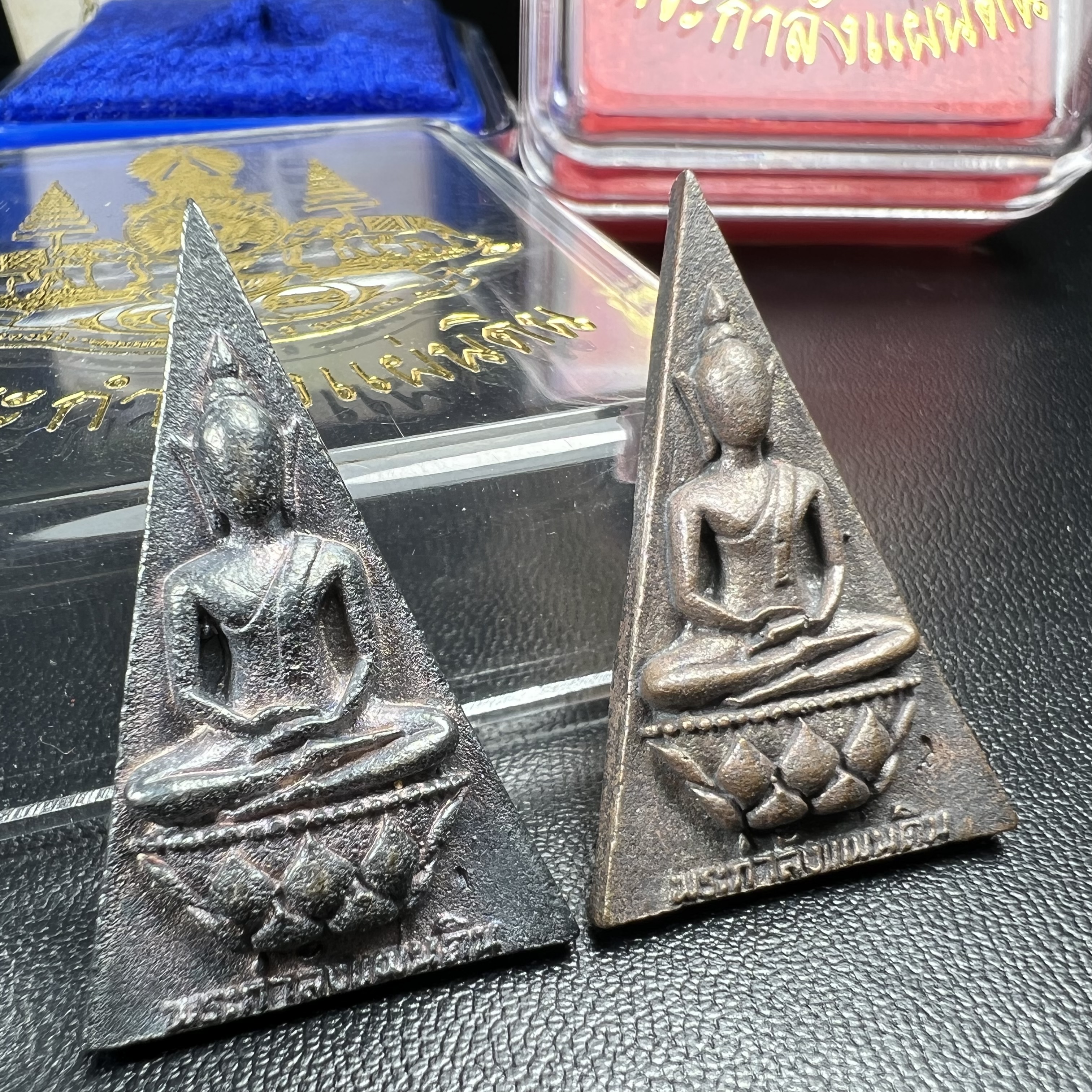 พระกำลังแผ่นดิน (สมเด็จจิตรลดา2) จัดสร้างเฉลิมพระเกียรติ ร.9 ครองราชย์ 50 ปี 2539 เนื้อเงิน(ผิวเดิมกลับดำ รุ้งๆสวย)+เนื้อนวโลหะ(สร้างน้อยหายาก)พร้อมกล่องบรรจุเดิมครบสมบูรณ์(1ใน2539องค์)