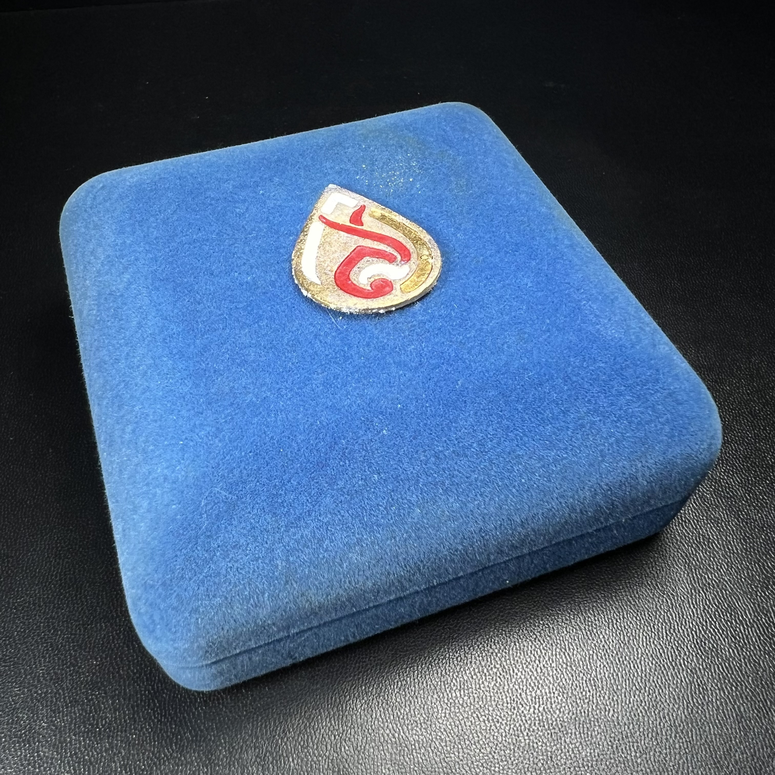 พระกริ่ง-พระชัยวัฒน์ สว. 90 พรรษาสมเด็จย่า ปี2533 เนื้อนวโลหะ(ผสมทองคำเยอะมากรุ่นนี้)(ในหลวงรัชกาลที่9เสด็จในพิธี)(หล่อแบบโบราณอุดมวลสาร 108 แบบฉบับพระกริ่งใหญ่สายวัดสุทัศน์ พระสังฆราช(แพ))(1 ใน 3000 ชุด) หายาก