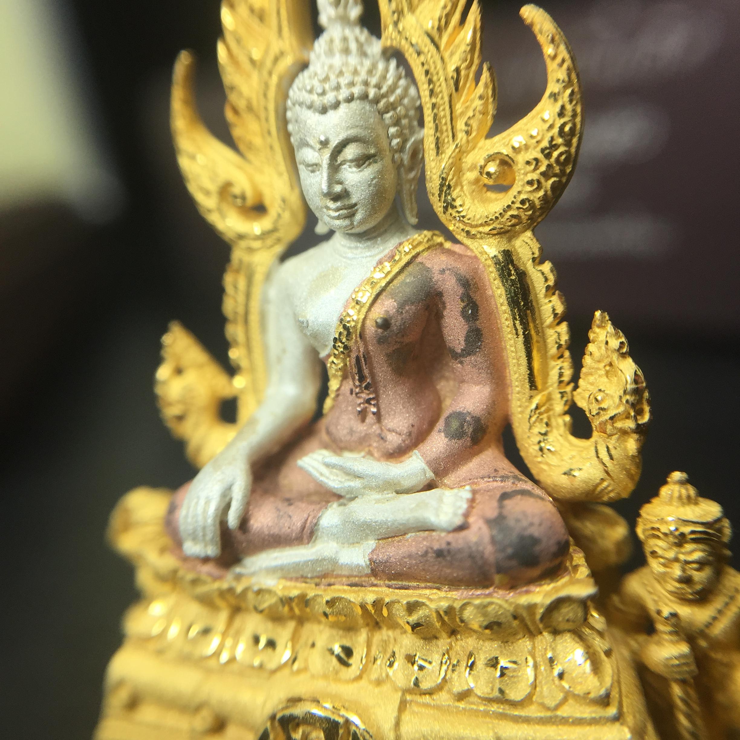 พระพุทธชินราช ภปร. โครงการ "เพราะแผ่นดินนี้ คือ แผ่นดินเกิด" ปี2548(รุ่นแรก) ลอยองค์ หน้าตัก 1/2 นิ้ว เนื้อเงินสามกษัตริย์