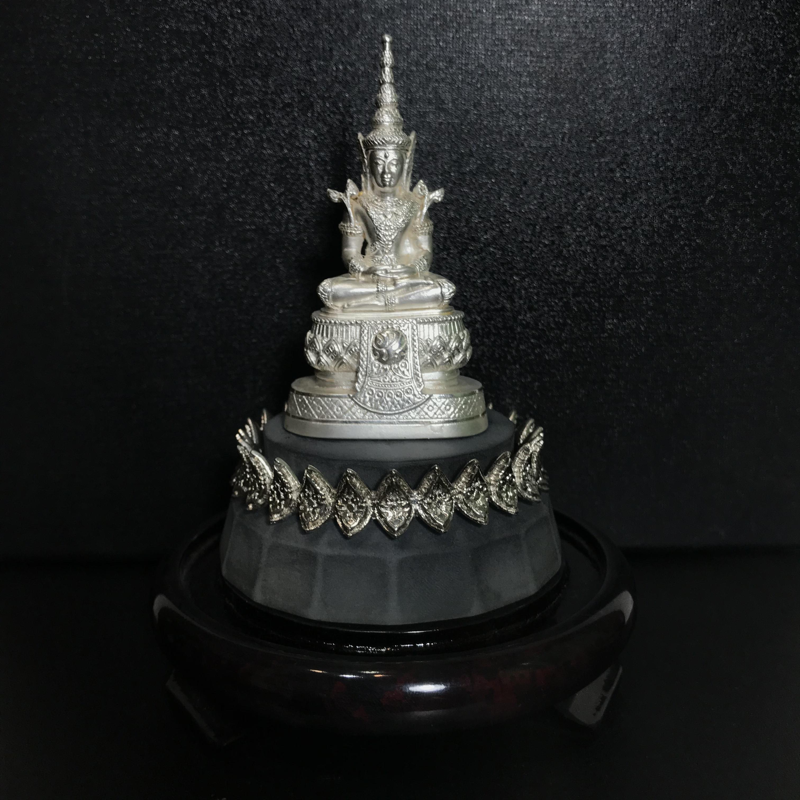 พระแก้วมรกต ภปร.(รุ่นแรก) ปี2545 รุ่นฉลองกรุงรัตนโกสินทร์ครบ 220 ปี หล่อลอยองค์ เนื้อเงินบริสุทธิ์99.9% ขนาดบูชา 50*90 มม. พร้อมฐานวางครอบแก้วเดิม(สวยงามและหายากมาก)(1ใน3000องค์)