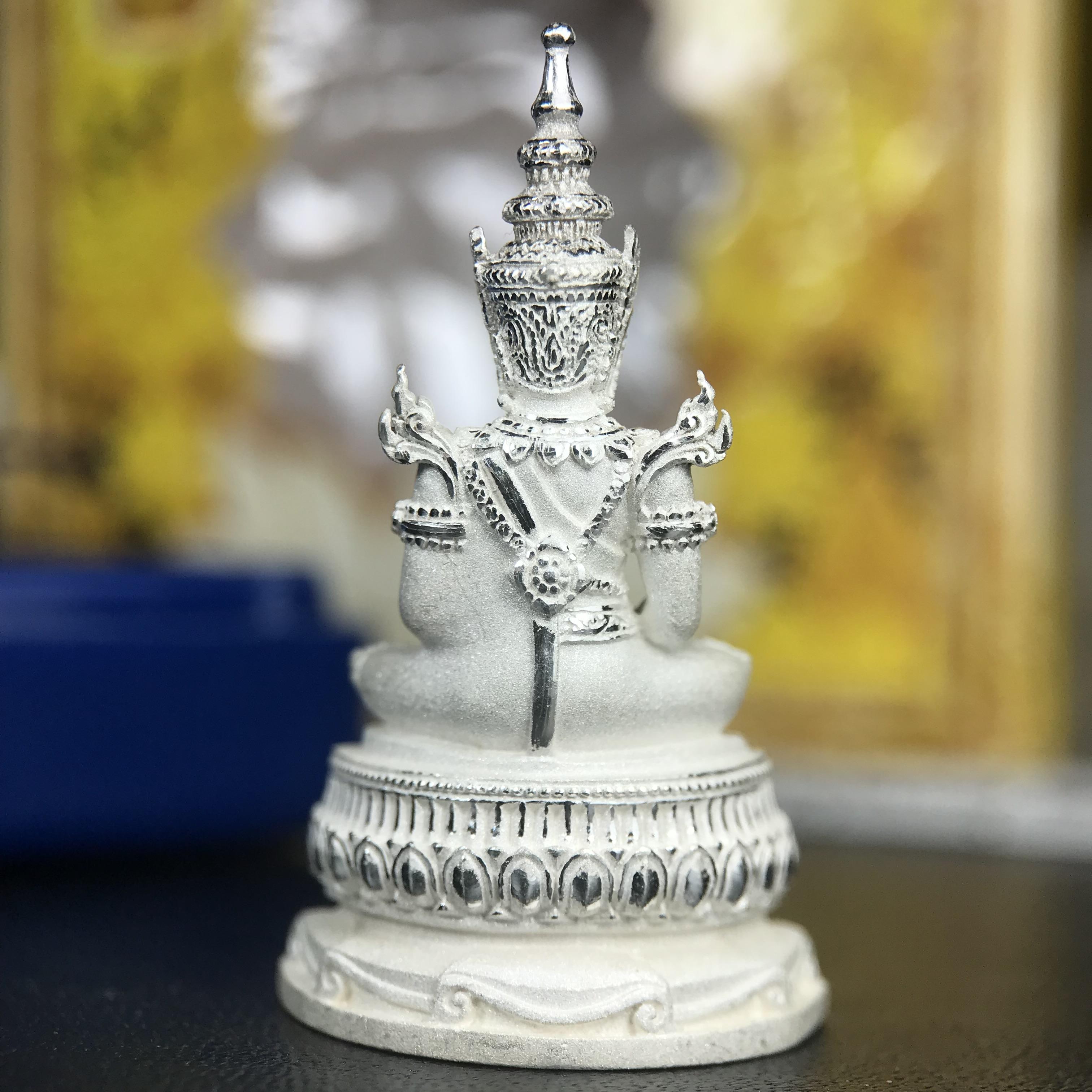 พระแก้วมรกต ทรงเครื่องฤดูร้อน พระราชทานประดิษฐานตราสัญลักษณ์ฉลองสิริราชสมบัติ ครบ 60 ปี ในหลวงรัชกาลที่ 9 พ.ศ.2549 เนื้อเงินลอยองค์พิมพ์ใหญ่ สูง 3.6 ซม. ขนาดหน้าตัก 1/2 นิ้ว (พิธีใหญ่มหาพุทธาภิเษก ณ พระอุโบสถวัดพระแก้ว เกจิอาจารย์ ทั่วประเทศ 108 รูป )