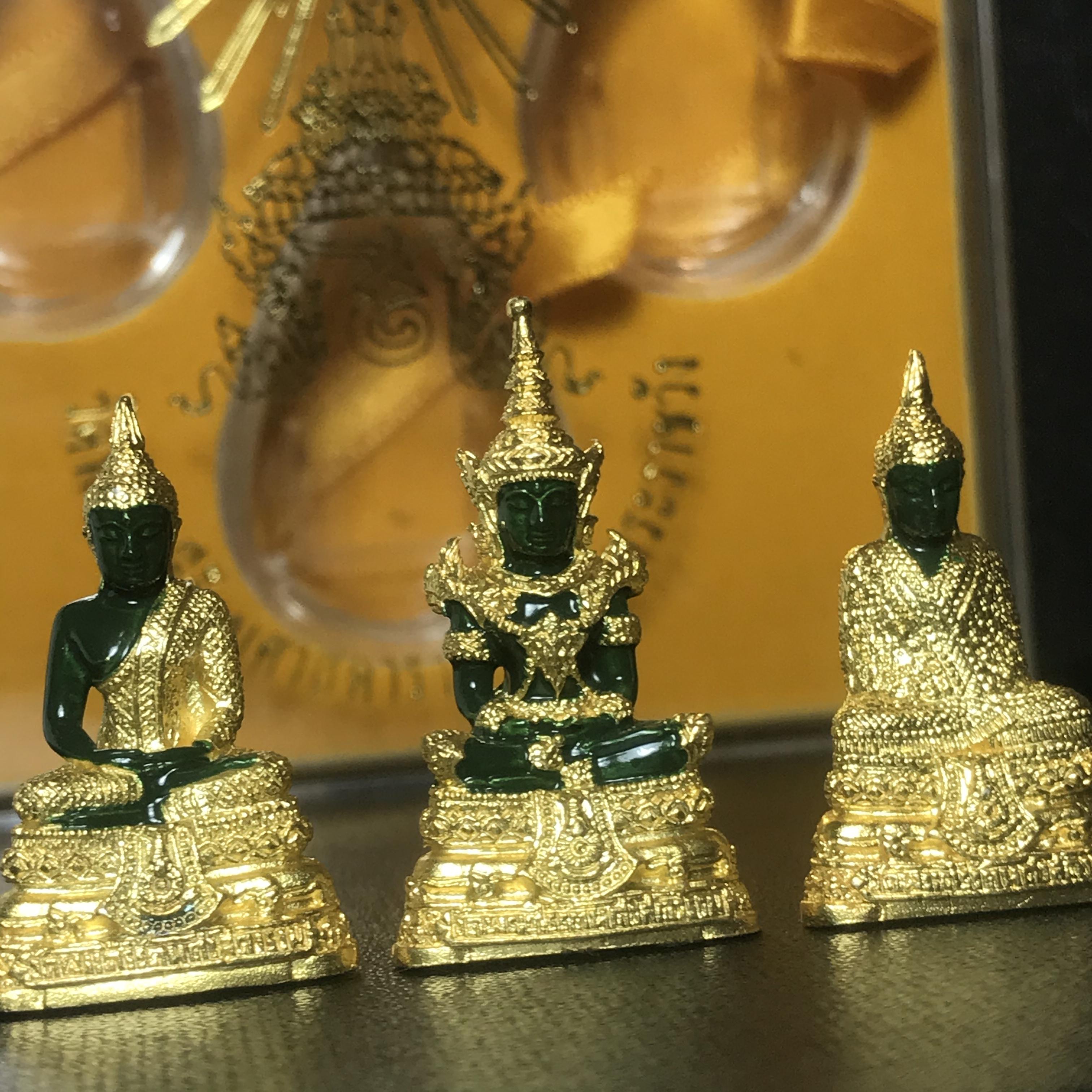 พระพุทธมหามณีรัตนปฏิมากร(พระแก้วมรกต) วัดพระศรีรัตนศาสดาราม สำนักพระราชวัง จัดสร้าง ชุด3 ฤดู ร้อน ฝน หนาว(บรรจุมวลสารใต้ฐาน)