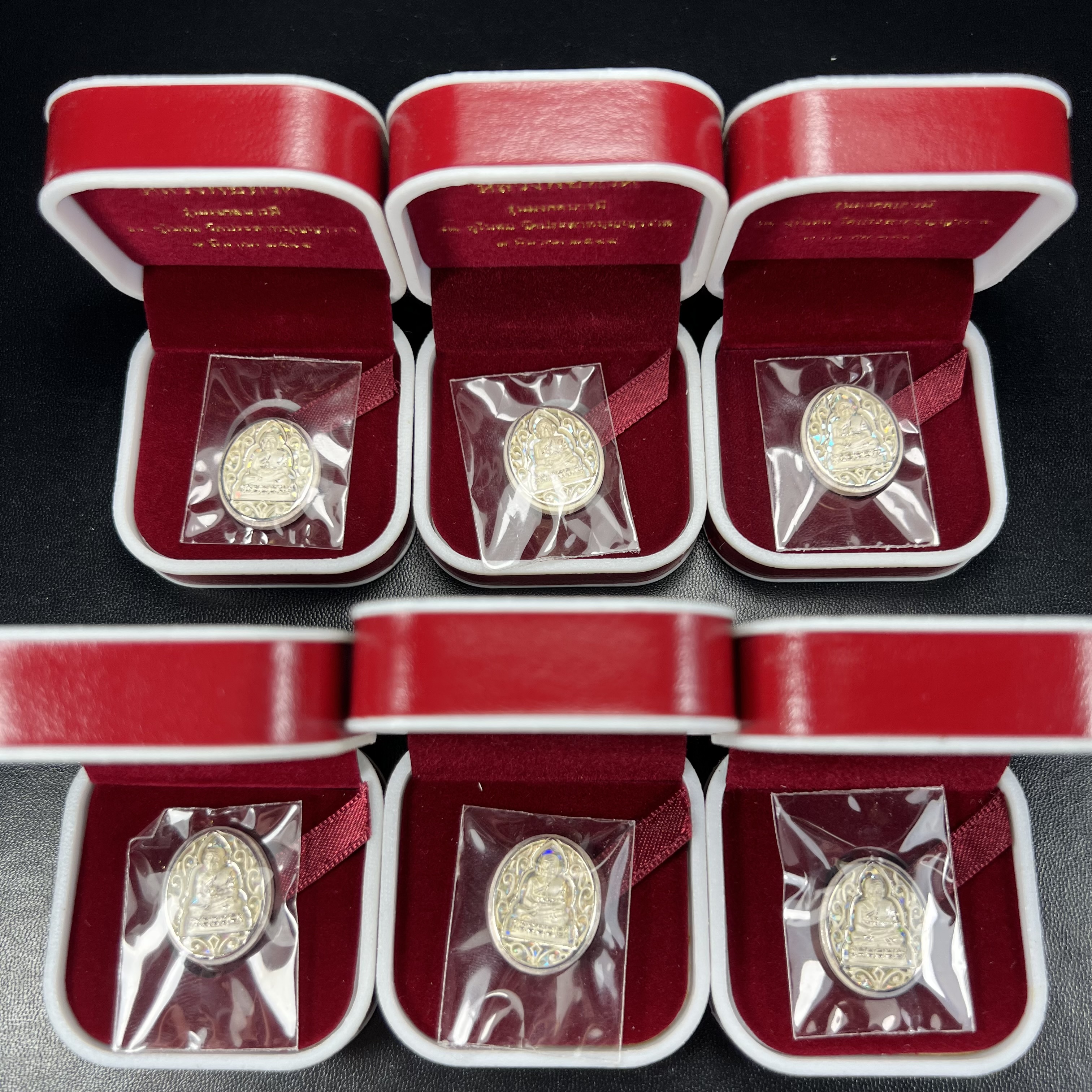 เหรียญหลวงพ่อทวด รุ่นมงคลบารมี วัดประสาทบุญญาวาส ปี 2545 เนื้อเงิน พิมพ์ทรงรูปไข่เล็ก(ขนาด 2.0*1.8 ซม.)ฉลุลายฉากพี้นหลังสีรุ้งสามมิติสวยงาม ตอกโค๊ตมีหมายเลข สภาพสวยซีนซองเดิมพร้อมกล่องบรรจุเดิมครบ***เดินทางปลอดภัยหลวงพ่อทวดคุ้มครอง****