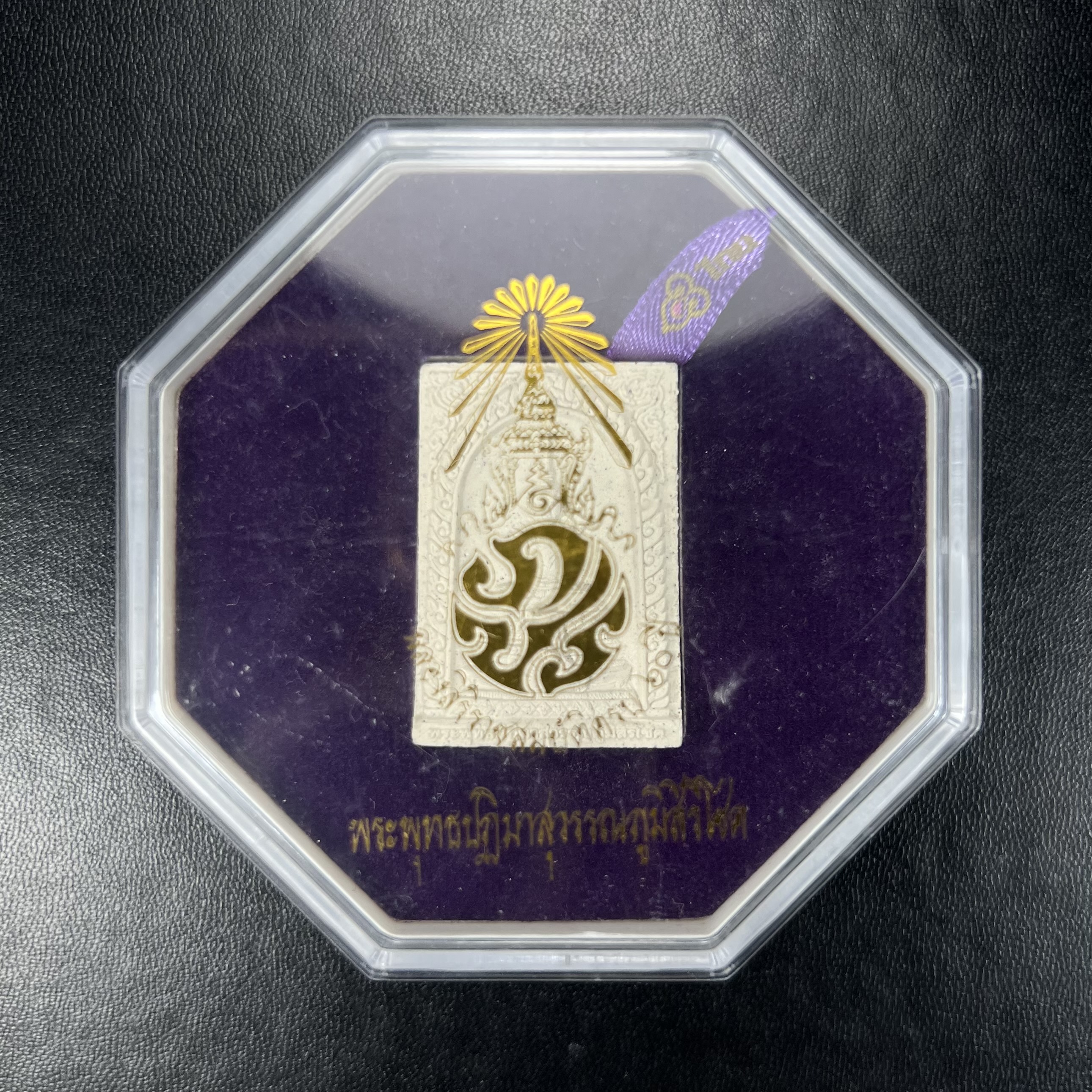 พระพุทธปฏิมาสุวรรณภูมิสิริโชค ภปร. การบินไทยจัดสร้างขึ้น เนื่องในวโรกาสฉลองสิริราชสมบัติครบ60ปี พุทธศักราช 2549 พระผงมวลสารพระราชทานผงจิตรลดา พระเกศา จีวร และว่าน 108ชนิด พิธีปลุกเสกวัดพระศรีรัตนศาสดาราม(วัดพระแก้ว)สวยๆพร้อมกล่องบรรจุครบ พิธีใหญ่ มวลสารดี