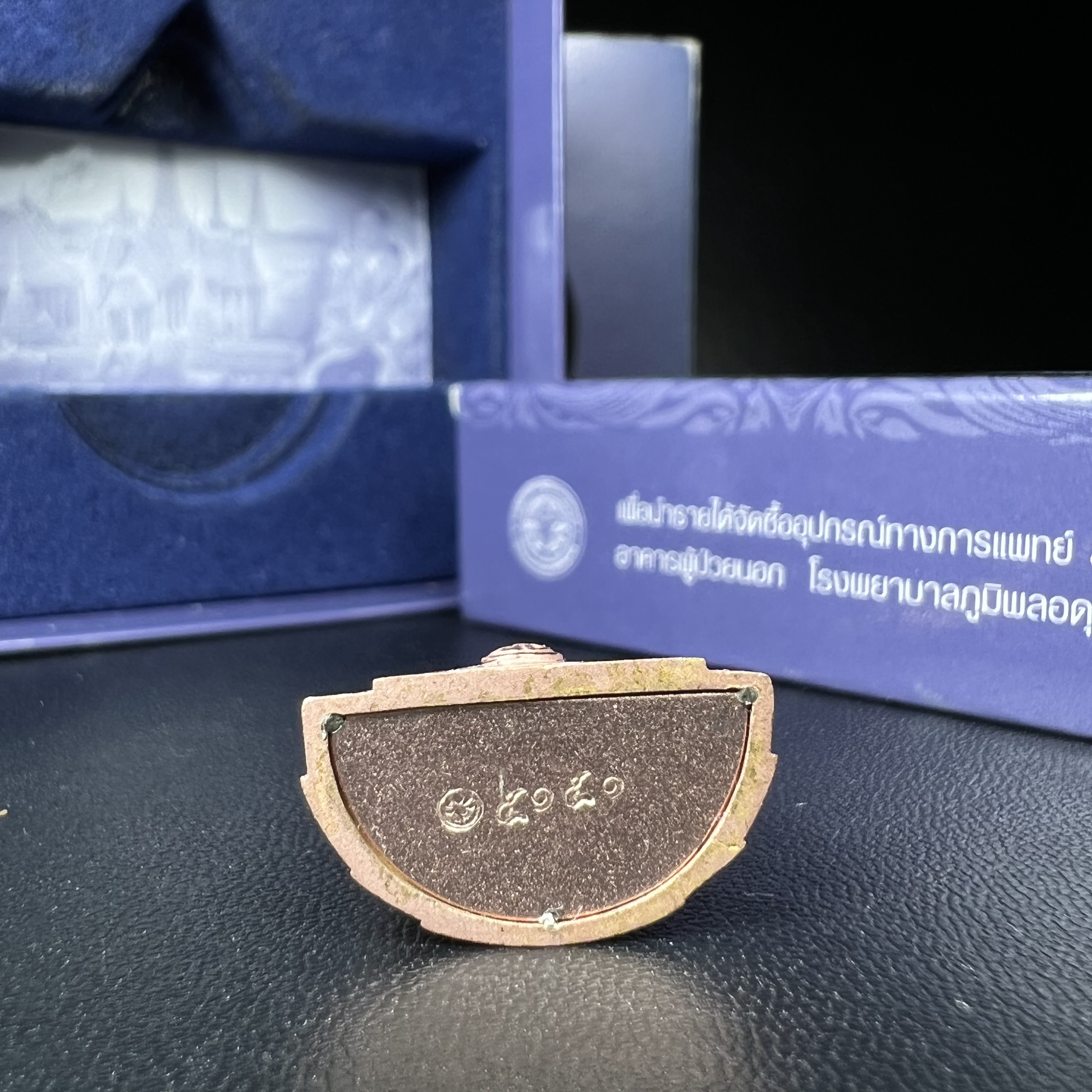 พระแก้วมรกต ภปร. ปี2547 จัดสร้างโดย รพ.ภูมิพลฯ เนื้อเงิน (3 กษัตริย์)ลอยองค์ หน้าตัก 1/2 นิ้ว งดงามทรงคุณค่าอีกหนึ่งรุ่นยอดนิยม หายาก