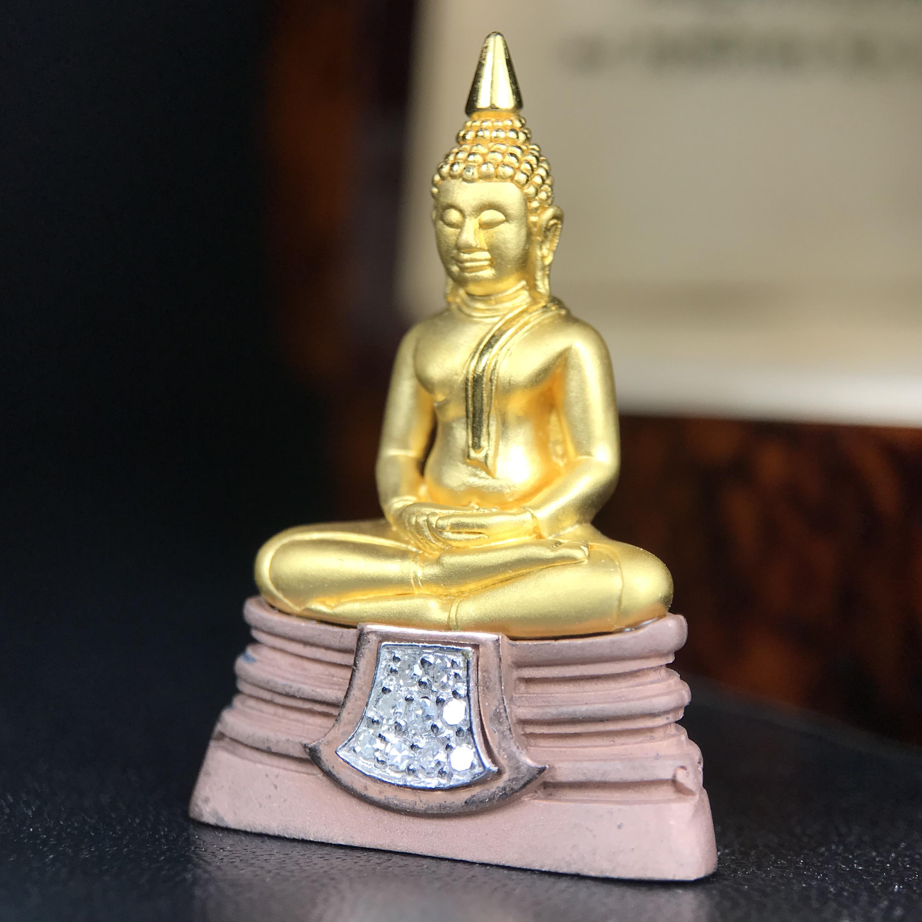 พระพุทธโสธร รุ่นสร้างอุโบสถหลังใหม่ พิธีพุทธาภิเษก ณ อุโบสถวัดโสธรวรารามวรวิหาร 18 พฤศจิกายน พ.ศ.2542 เนื้อสามกษัตริย์ องค์พระทองคำแท้ ฐานนาก ผ้าทิพย์ประดับเพชรแท้ หนักรวม 6.82g ขนาด 2.5x3.5 ซม.(องค์หมายเลข ๒๔๘)(พุธศิลป์สุดงดงาม อีกหนึ่งรุ่นยอดนิยม)หายาก