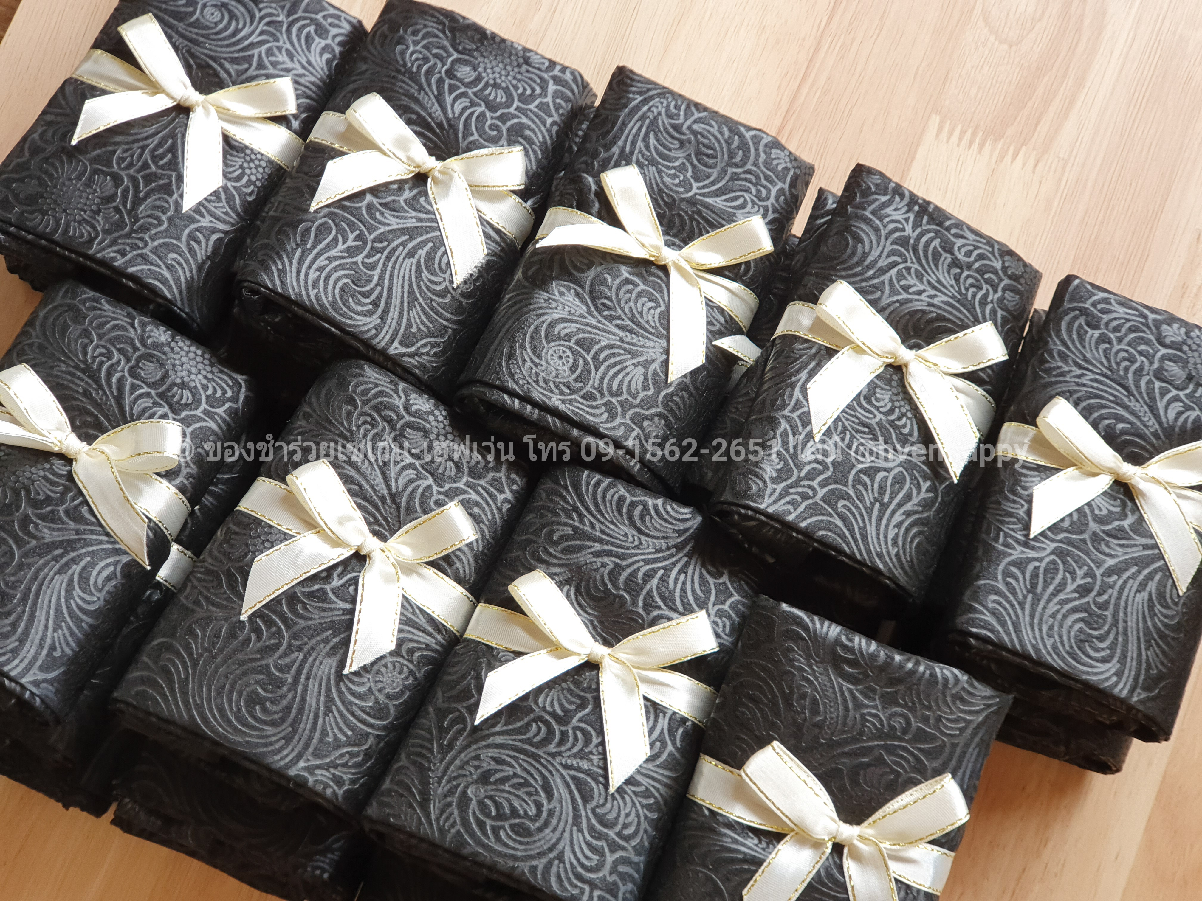 ของชำร่วยงานศพ กระเป๋าผ้าสปันบอนด์สีดำ อัดลายดอกไม้ในตัว