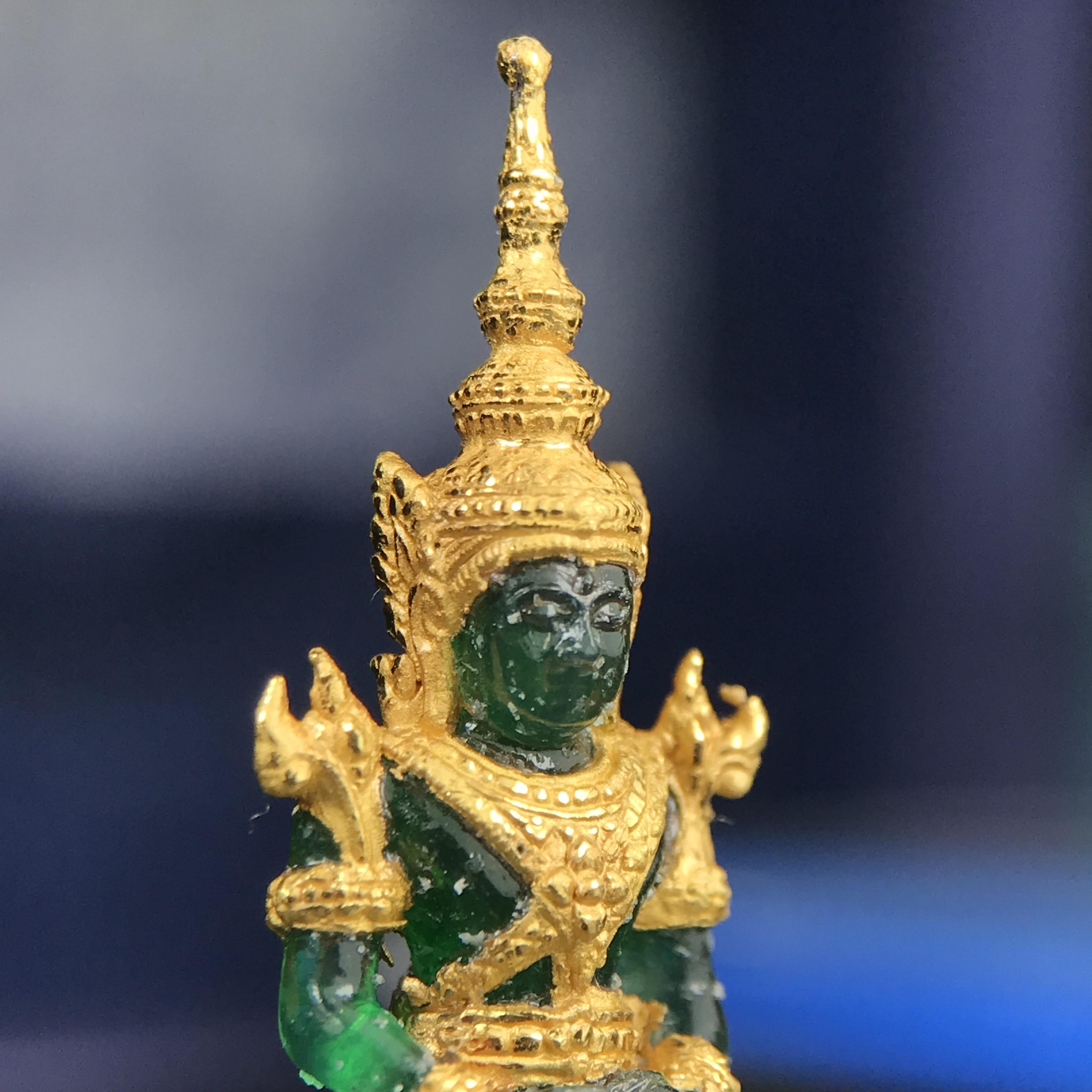 พระแก้วมรกต ภปร. จัดสร้างโดย รพ.ภูมิพลฯ ปี2547 ลอยองค์ขนาดหน้าตัก 1/2 นิ้ว เนื้อเรซิ่นหุ้มทองคำ99.99 งดงามทรงคุณค่าอีกหนึ่งรุ่นยอดนิยม หายาก