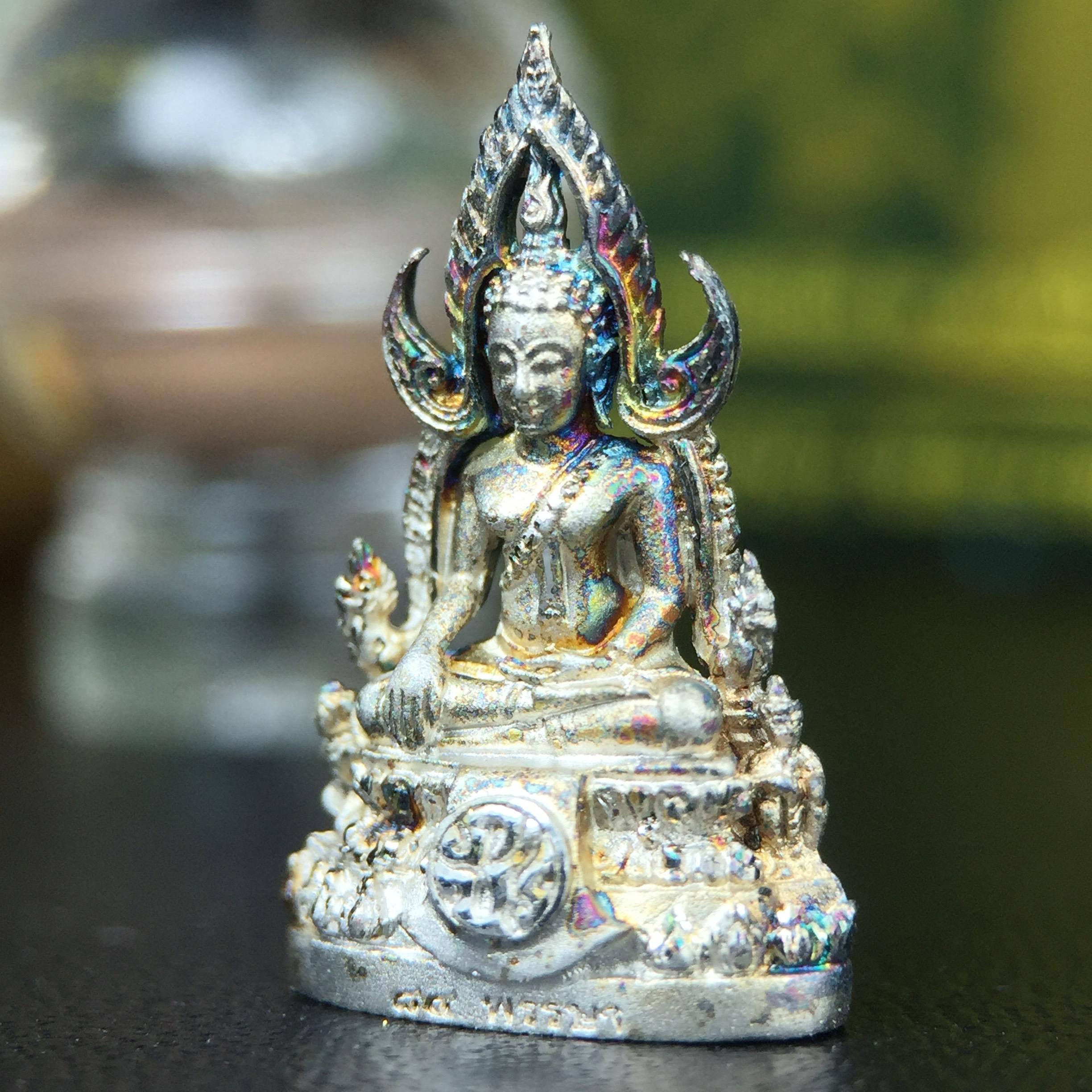 พระพุทธชินราช(จำลอง) ภปร. 84 พรรษา เนื้อเงินชุบทองคำขาว พิมพ์เล็กขนาดหน้าตัก 1/4 นิ้ว (สภาพผิวเดิมขึ้นสีรุ้งธรรมชาติ สวยเสน่ห์พระเนื้อเงิน สีสันที่ธรรมชาติสรรค์สร้าง) (พระราชทานมวลสาร จิตรลดาและเส้นพระเจ้า(เส้นผม ร.9))พุทธศิลป์ทรงคุณค่าอีกหนึ่งรุ่นยอดนิยม