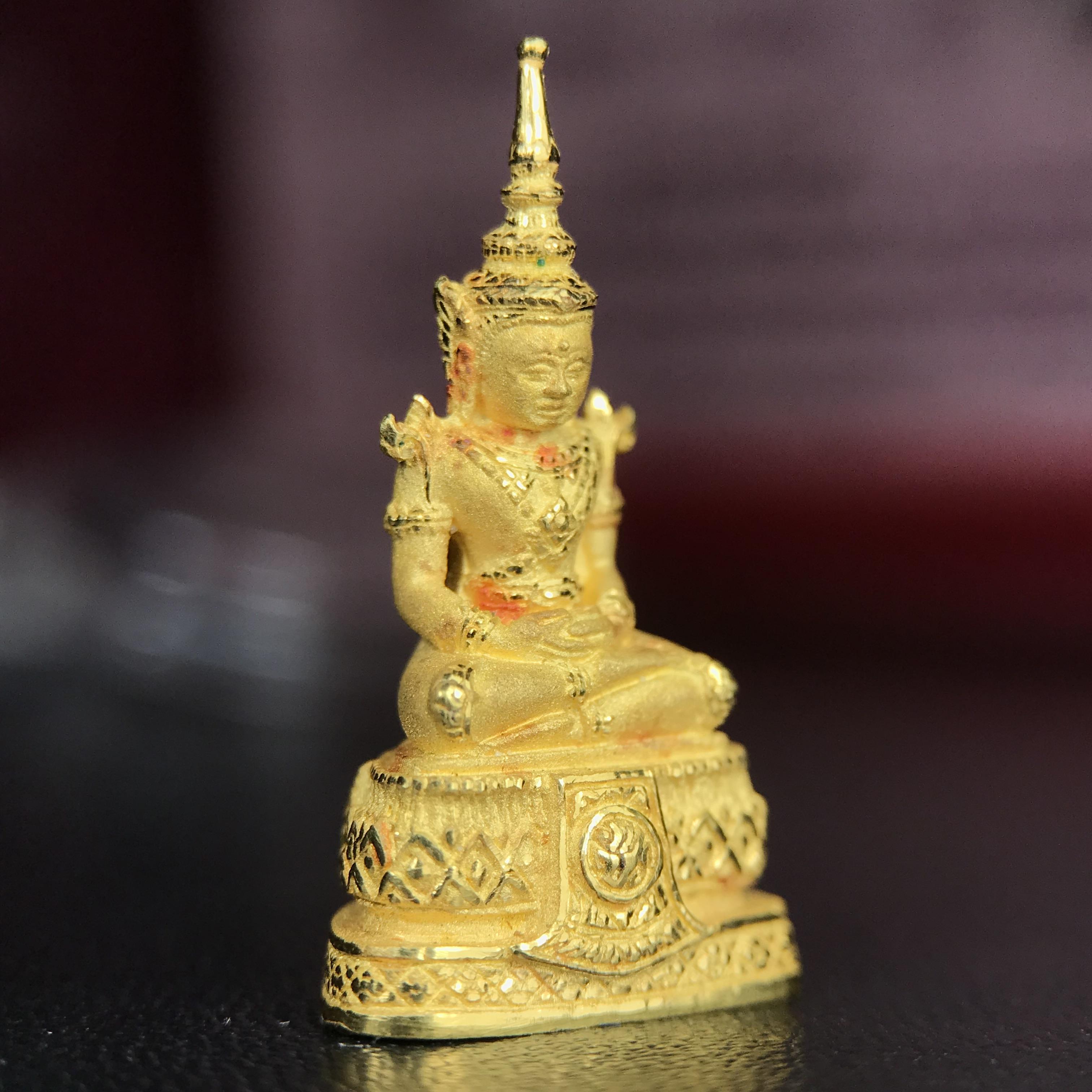 พระแก้วมรกต ภปร.(รุ่นแรก) ปี2545 จัดสร้างในมหาวโรกาส พระบาทสมเด็จพระเจ้าอยู่หัวรัชกาลที่ 9 ครบรอบ 75 พรรษา และฉลองกรุงรัตนโกสินทร์ครบ 220 ปี พิมพ์ลอยองค์เล็ก เนื้อทองคำบริสุทธิ์ 96.5%(6.5กรัม) ขนาด 10*19 มม. พร้อมกล่องเดิมสวยครบสมบูรณ์(1ใน2000องค์)หายาก