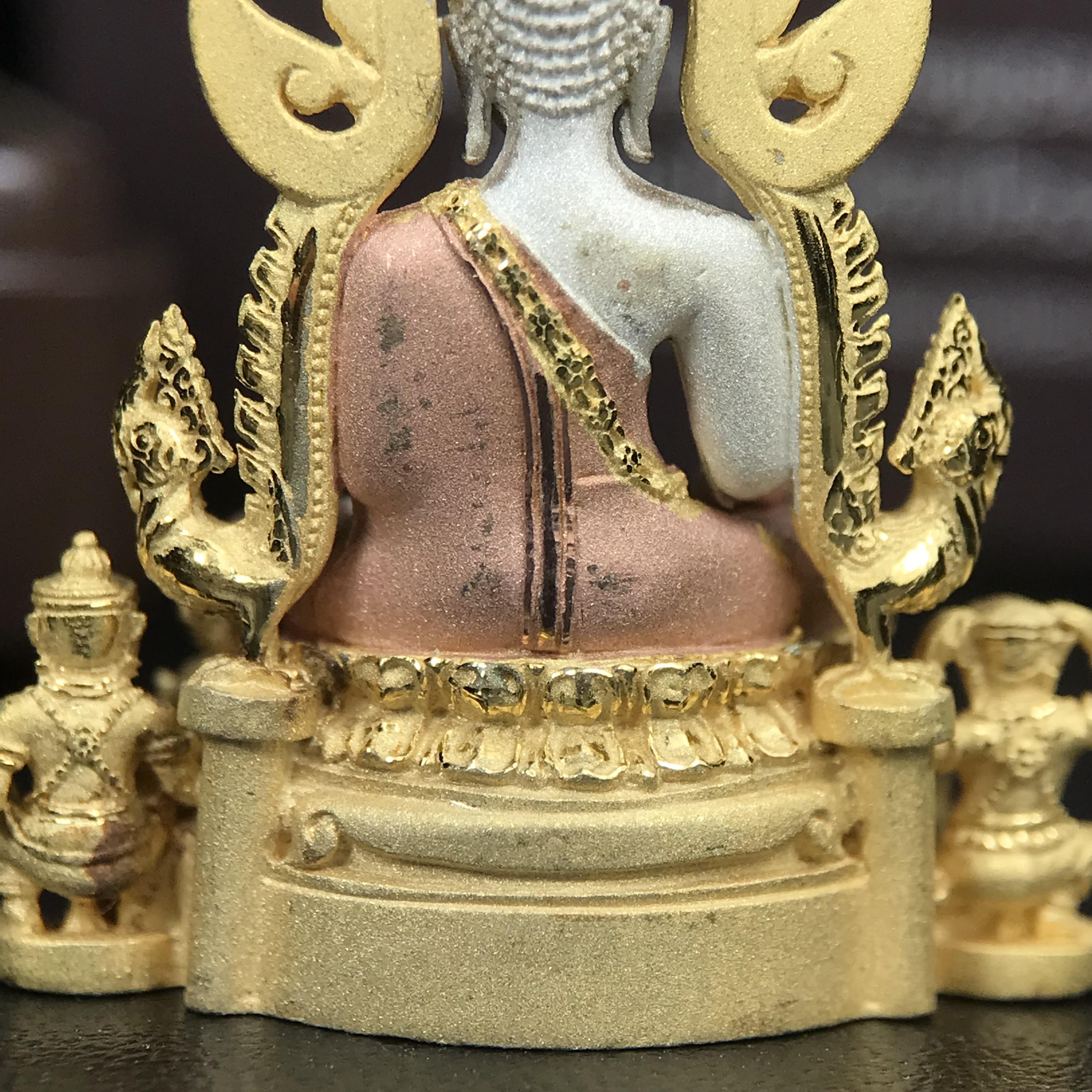 พระพุทธชินราช ภปร. โครงการ "เพราะแผ่นดินนี้ คือ แผ่นดินเกิด" ปี 2548(รุ่นแรก) ลอยองค์เนื้อเงินสามกษัตริย์ หน้าตัก 1/2 นิ้ว (ขนาด 3.5 x 2.5 ซม.) พุทธศิลป์งดงามทรงคุณค่า รุ่นยอดนิยม(องค์หมายเลข ๘๘๔๖)