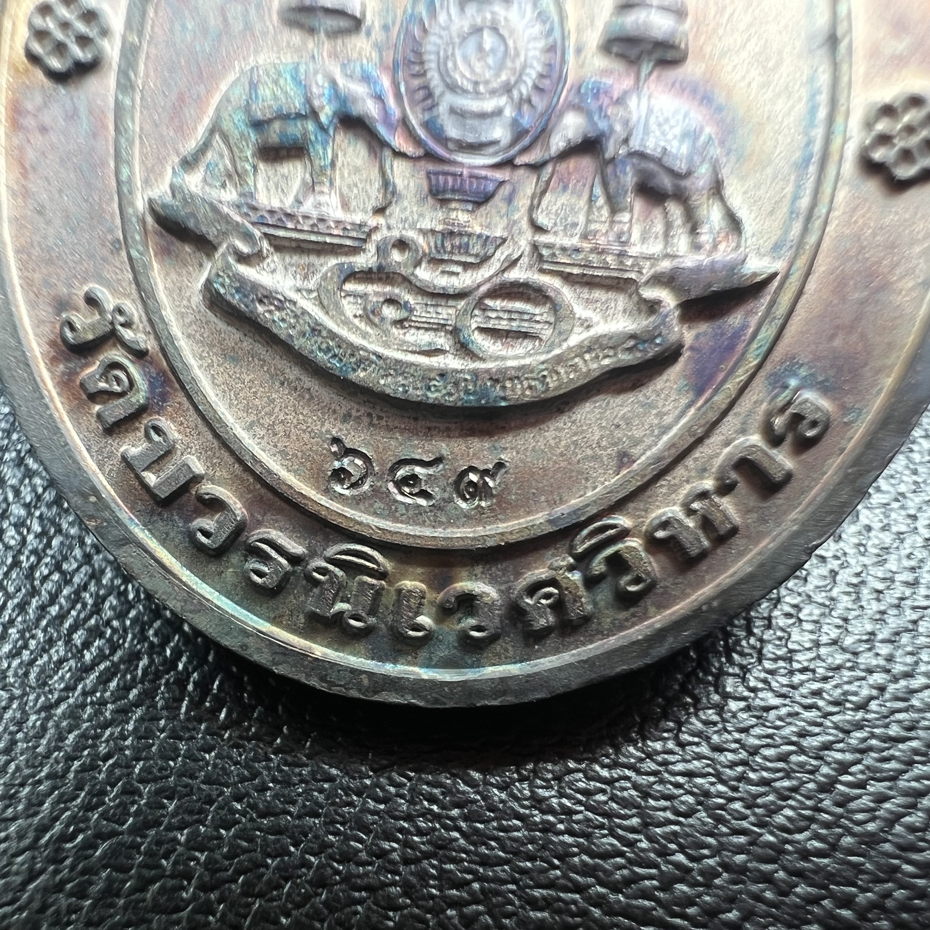 เหรียญสมเด็จพระญาณสังวร สมเด็จพระสังฆราช วัดบวรนิเวศวิหาร รุ่นเฉลิมพระเกียรติ ปี2539 เนื้อเงินลงยา(ผิวเดิมรุ้งๆสภาพสวยสมบูรณ์ กล่องบรรจุเดิมครบ)หมายเลข 649