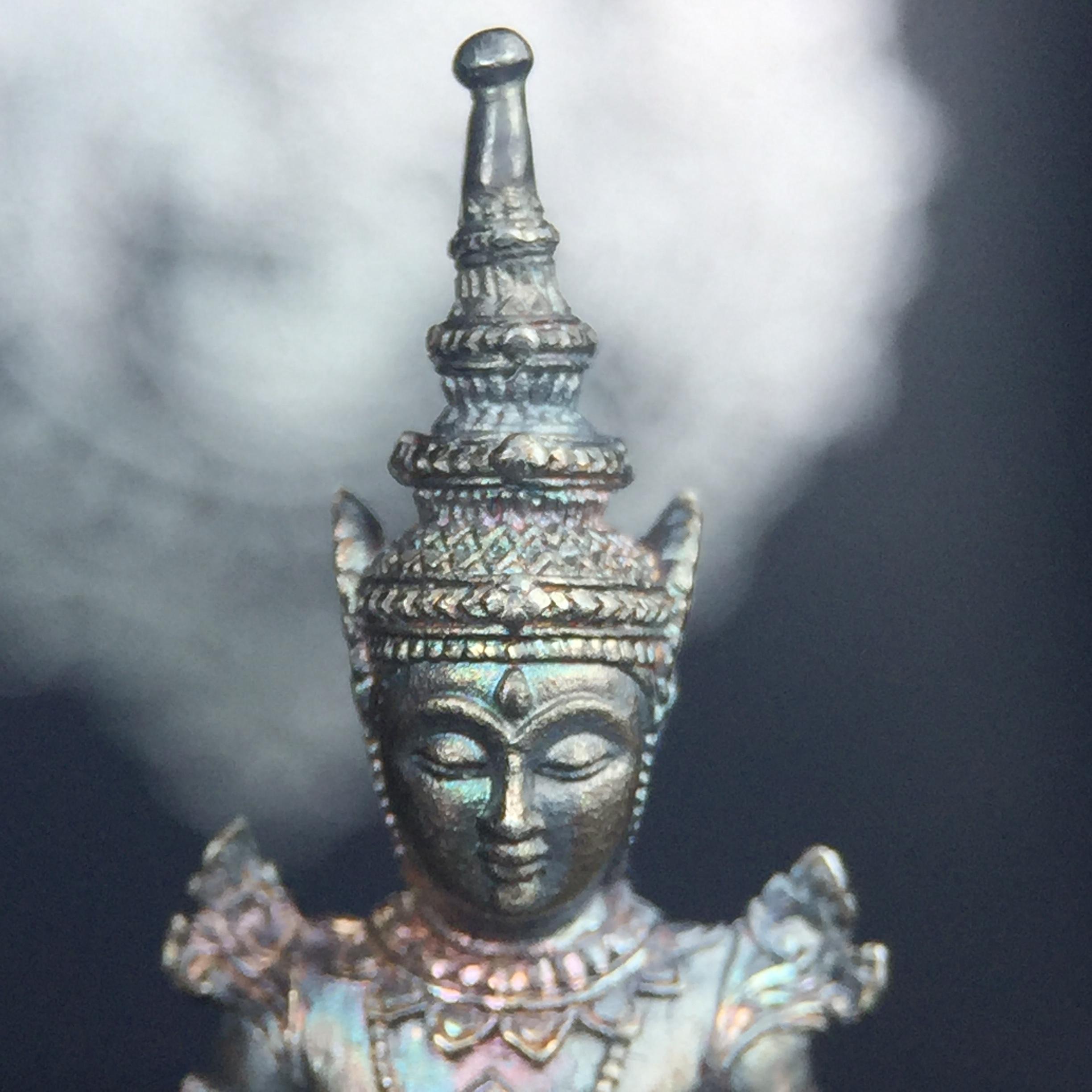 พระแก้วมรกต กรมสรรพสามิตจัดสร้างขึ้นเนื่องในโอกาสครบรอบ 64 ปีของกรมสรรพสามิต และเนื่องในวโรกาสที่พระบาทสมเด็จพระเจ้าอยู่หัวทรงครองราชย์ครบ50ปีเมื่อ พ.ศ.2539 เนื้อเงินทรายนวลขัดเงา(ผิวเดิมๆขึ้นสีรุ้งธรรมชาติสวย(สเน่ห์พระเนื้อเงินสีสันที่ธรรมชาติสรรค์สร้าง)