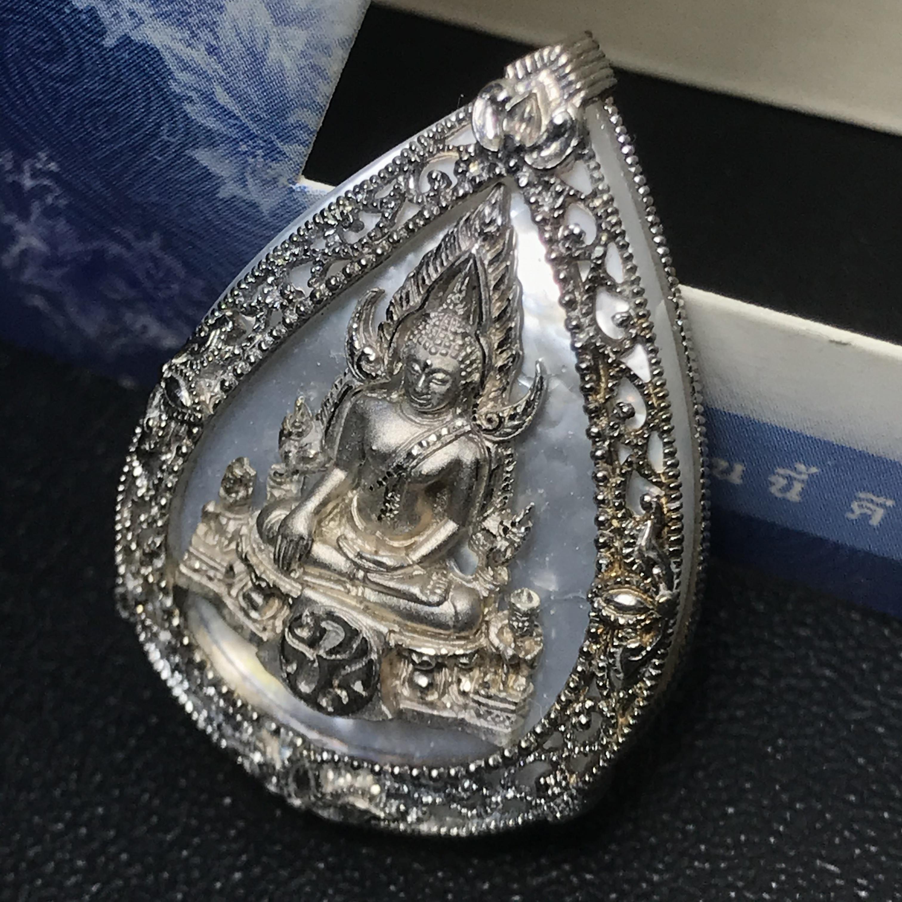 เหรียญพระพุทธชินราช ภปร. รูปหยดน้ำ โครงการ เพราะแผ่นดินนี้คือแผ่นดินเกิด เนื้อเงินชุบทองคำขาว ปี2551 (ขนาด 21 x 29 มม.) (สวยงามหายาก)1ใน5000องค์