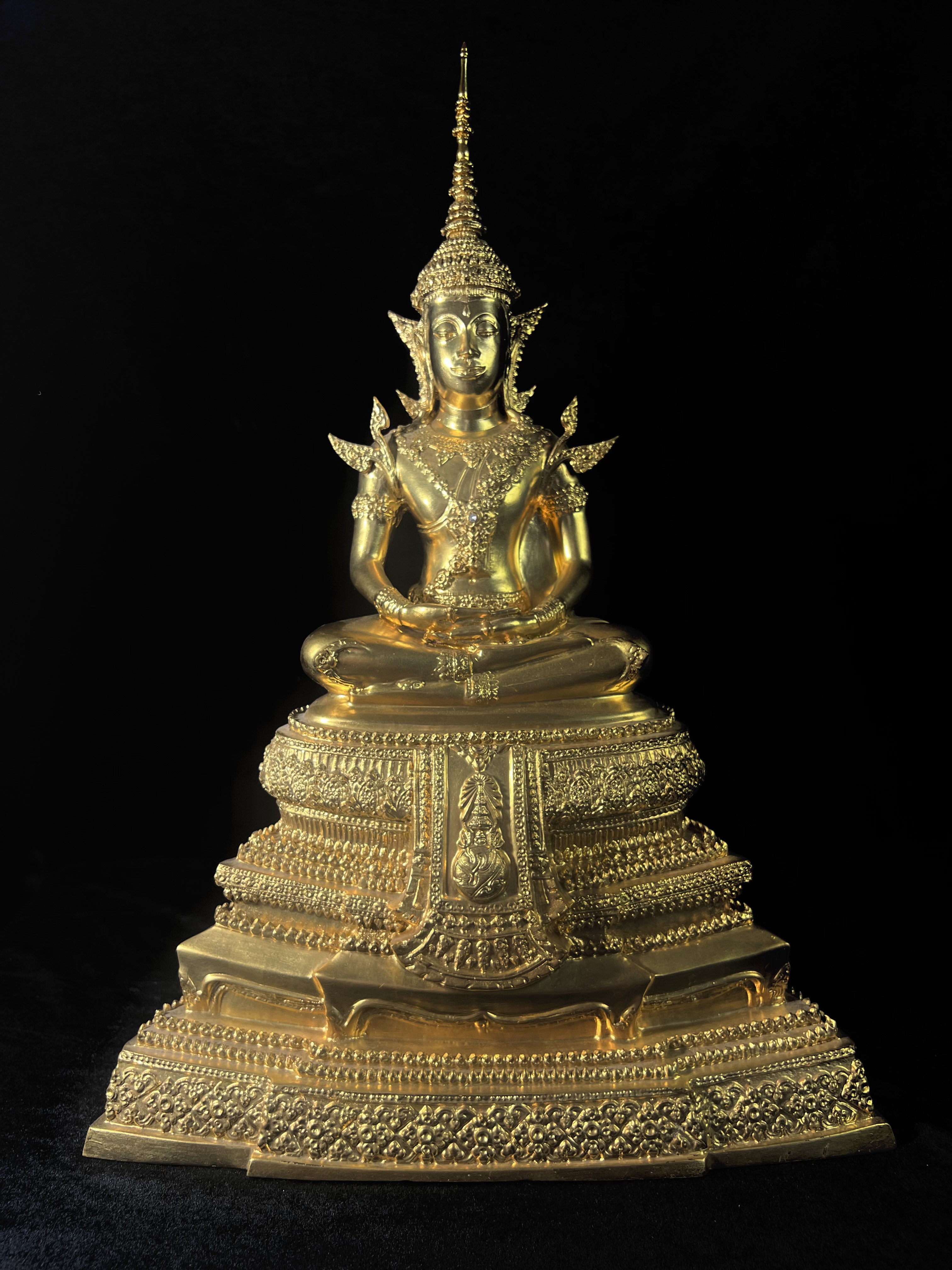 พระพุทธปฏิมาสุวรรณภูมิสิริโชค ภปร. การบินไทยจัดสร้างขึ้น เนื่องในวโรกาสมหามงคลเฉลิมพระชนมพรรษาของพระบาทสมเด็จพระเจ้าอยู่หัวรัชกาลที่ 9 ครบ 80 พรรษา ขนาดหน้าตัก 5 นิ้ว สูง 16 นิ้ว ปิดทองสวิส 99.9 เปอร์เซนต์ (พิธีใหญ่ พุทธศิลป์งดงาม หายาก)องค์หมายเลข ๙๗๘