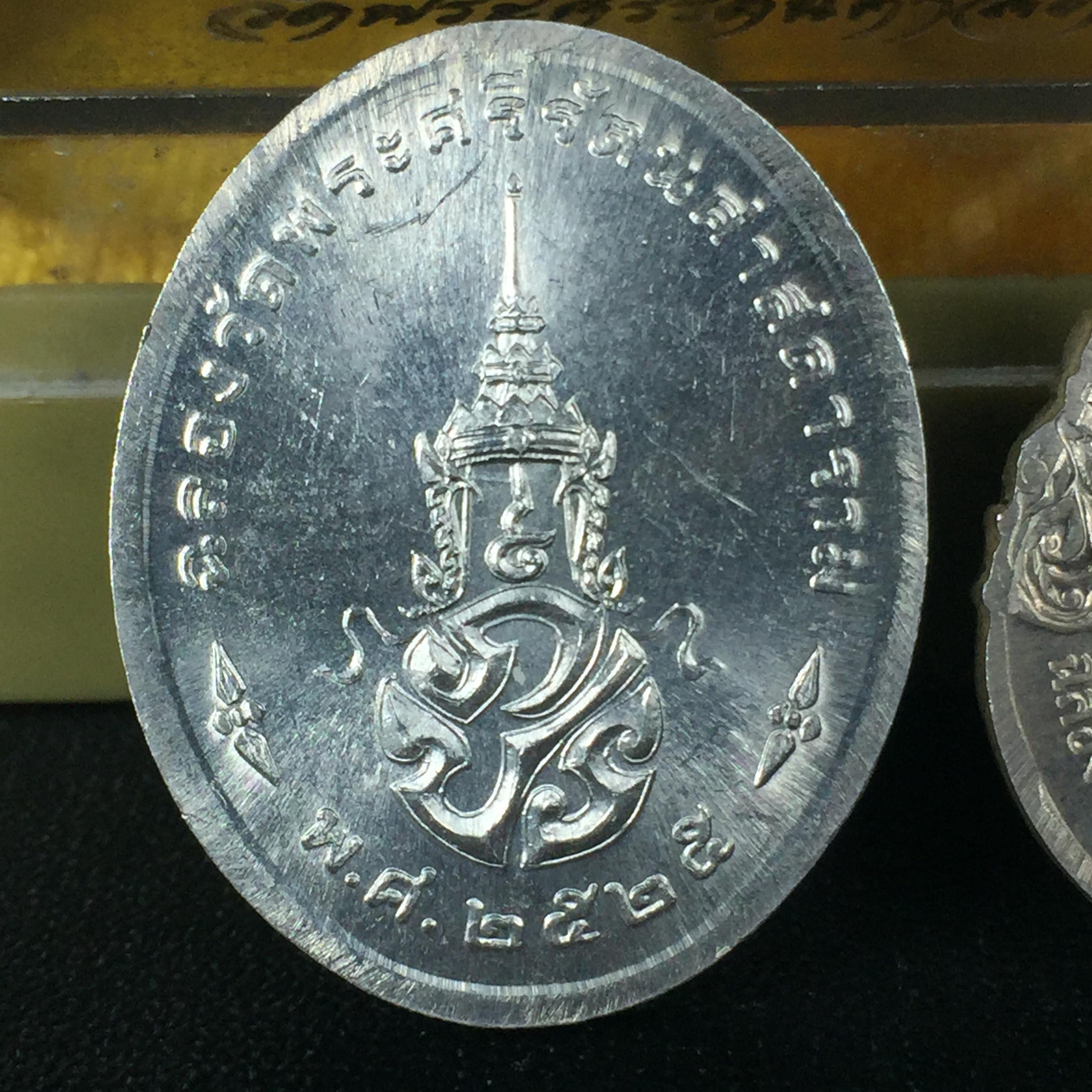 เหรียญพระแก้วมรกตหลัง ภปร ฉลองกรุงรัตนโกสินทร์ครบ 200 ปี พ.ศ.2525 เนื้อเงินกล่องบรรจุเดิมครบ3พิมพ์(บล็อกแรกไม่มีพระราชศรัธา)(ในหลวงรัชกาลที่9 เสด็จในพิธี)