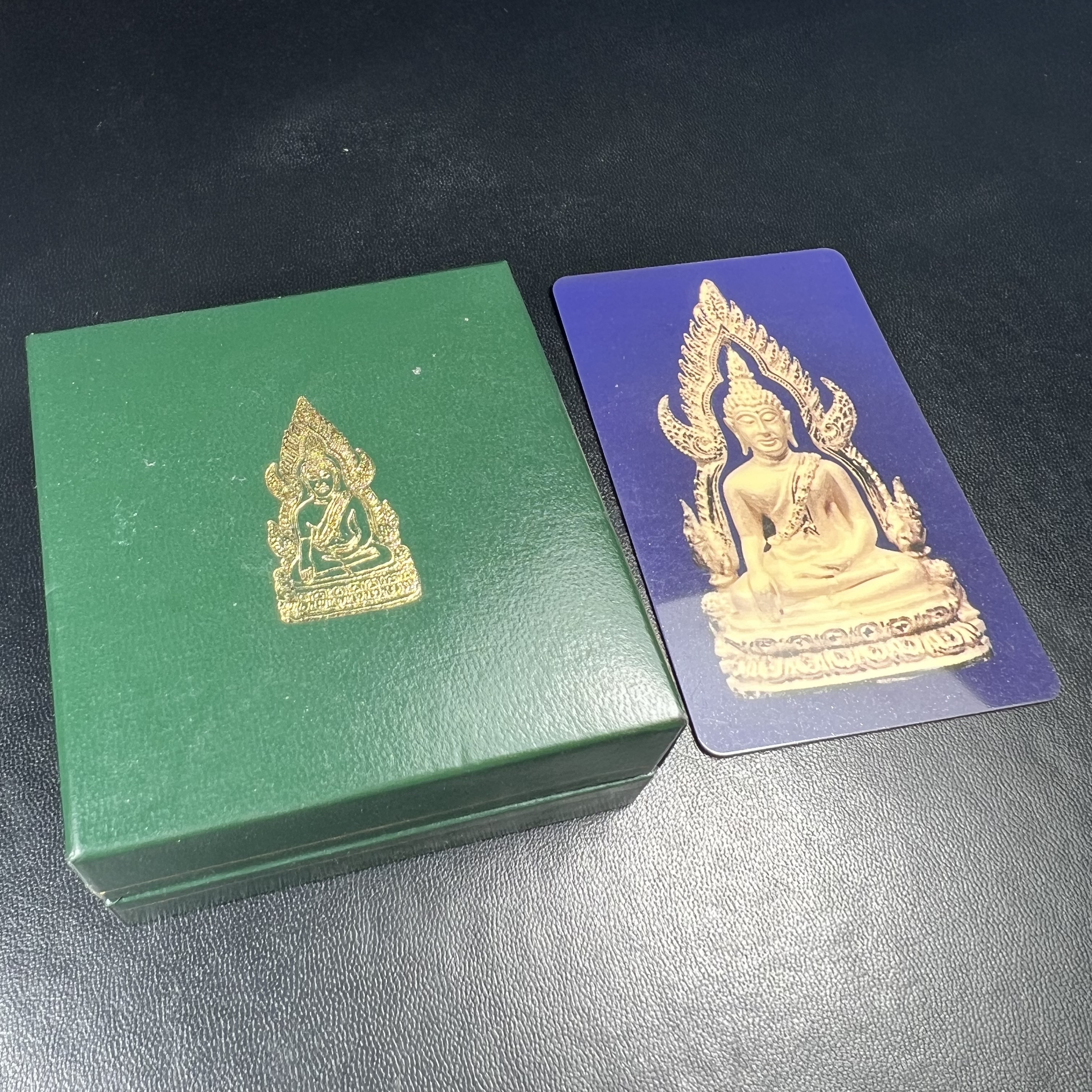 พระพุทธชินราช รุ่นมหาลาภ พิธีพุทธาภิเษกวัดพระศรีรัตนมหาธาตุวรมหาวิหาร จ.พิษณุโลก ปี 2540 เนื้อเงินบริสุทธิ์ 99.9% (นวลเงา)(สภาพผิวเดิมซีนซองเดิม พร้อมกล่องบรรจุเดิมและการ์ดใบรับรองครบสมบูรณ์ (องค์หมายเลข ๑๑๗๓๔)