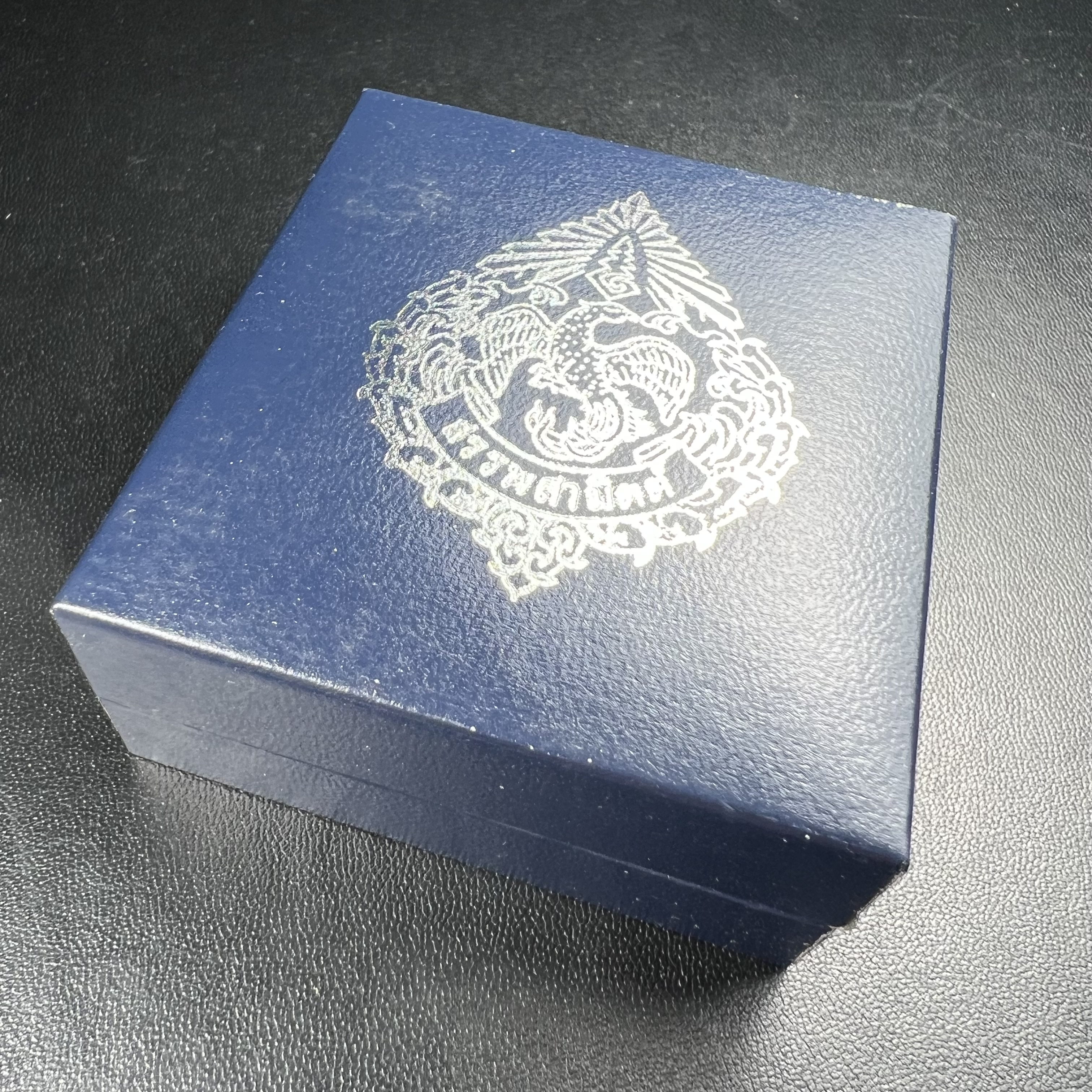 พระแก้วมรกต กรมสรรพสามิตจัดสร้างขึ้นเนื่องในโอกาสครบรอบ 64 ปีของกรมสรรพสามิต และเนื่องในวโรกาสที่พระบาทสมเด็จพระเจ้าอยู่หัวทรงครองราชย์ครบ 50 ปีในปีกาญจนาภิเษก เมื่อ พ.ศ.2539 เนื้อเงินรมดำขัดเงาพร้อมกล่องบรรจุเดิม