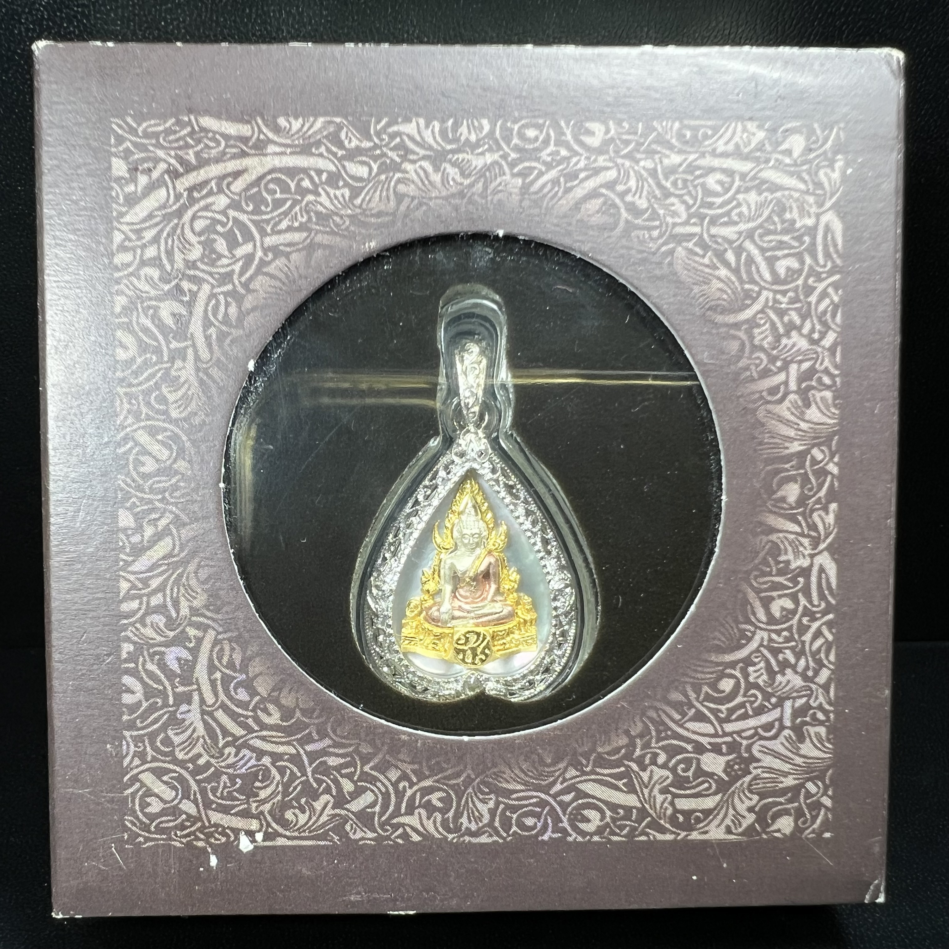 พระพุทธชินราช ภปร. โครงการ "เพราะแผ่นดินนี้ คือ แผ่นดินเกิด" ปี2548(รุ่นแรก) เหรียญทรงใบโพธิ์ ขนาด 21 x 29 มม. เนื้อเงินสามกษัตริย์ องค์พระชุบสามกษัตริย์ ล้อมด้วยกรอบเงินชุบทองคำขาวสลักเสลาเป็นลวดลายละเอียดอ่อน ส่วนพื้นองค์พระเป็นเปลือกหอยมุข